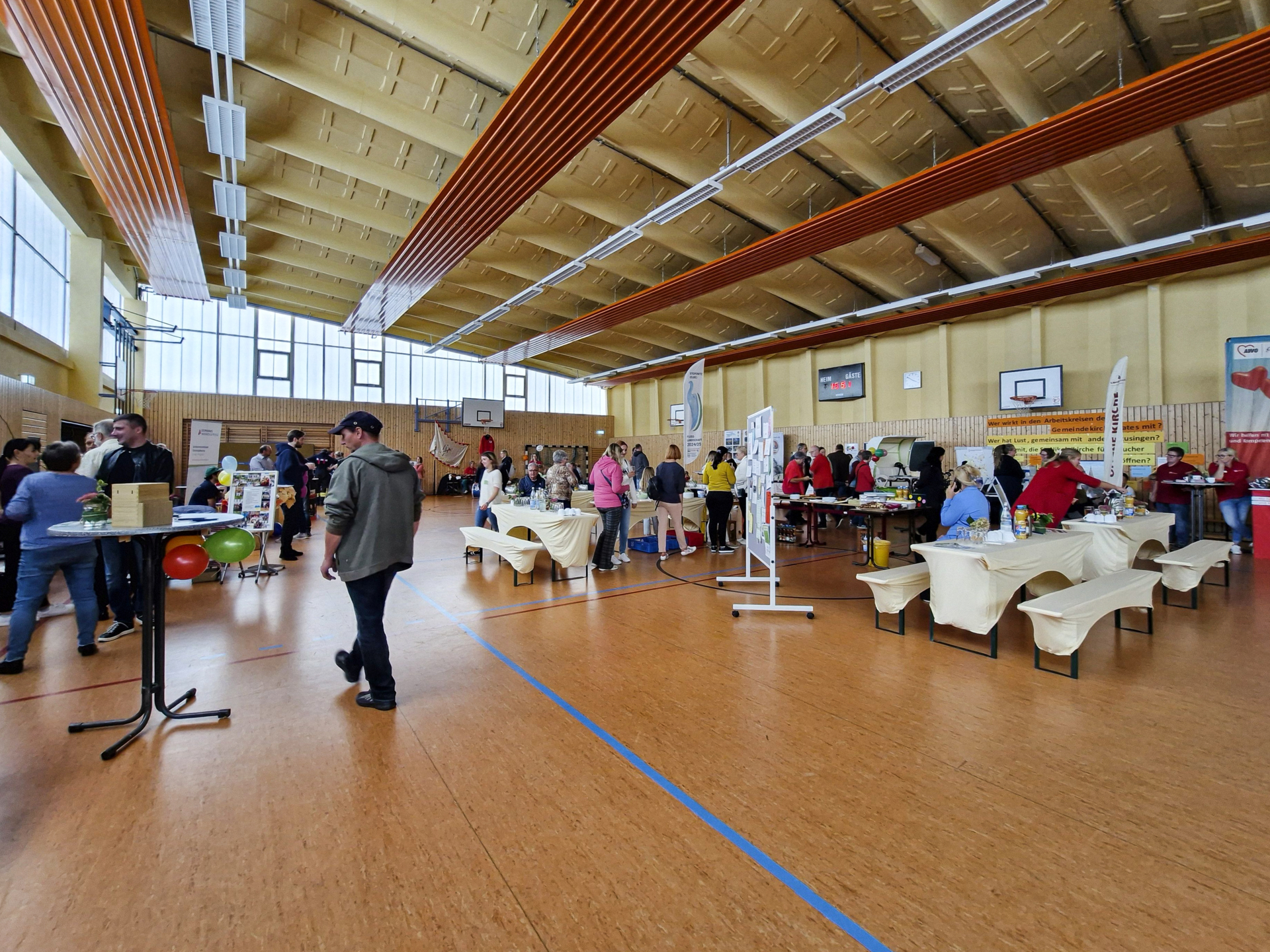 Die Ehrenamtsbörse fand in der Turnhalle der Freiherr-von-Rochow-Schule statt. Foto: Sandra Bels