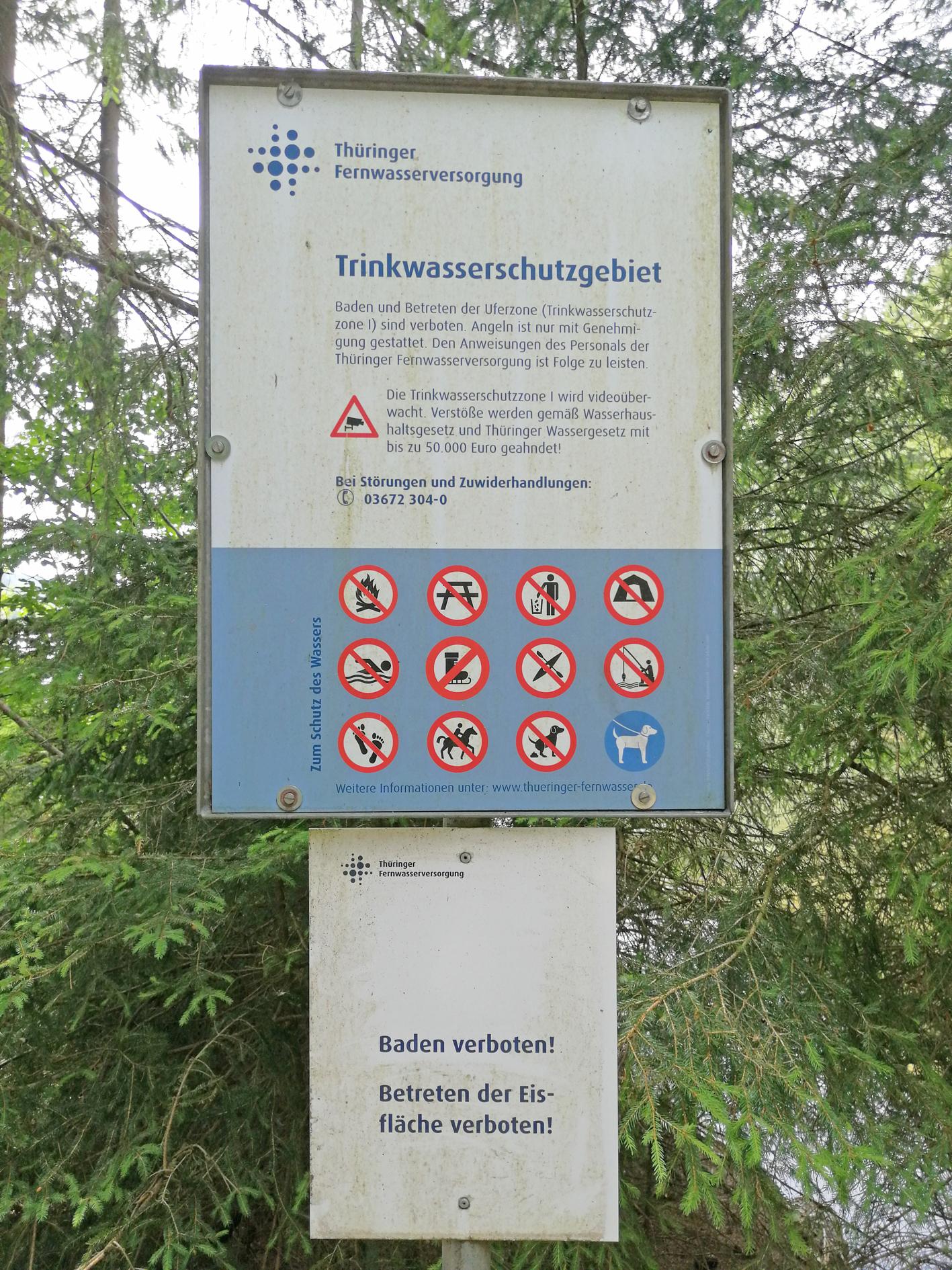 Hinweisschild Trinkwasserschutz an der Trinkwassertalsperre Scheibe-Alsbach_LRA SON-M.Volk