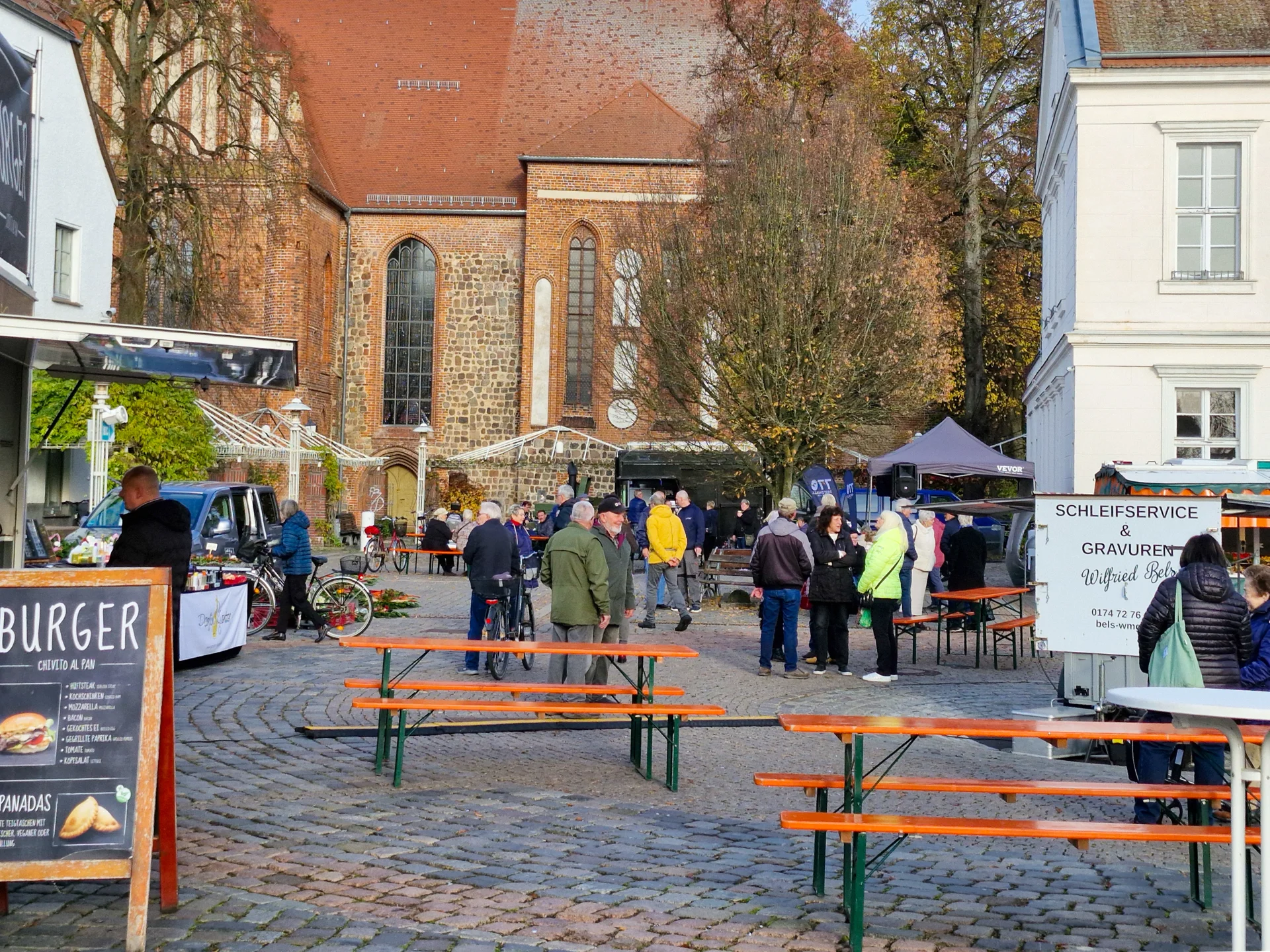 Bei schönem Herbstwetter schlenderten die Marktbesucherinnen und -besucher über den PriMa-Traff. Foto: Stadt Pritzwalk