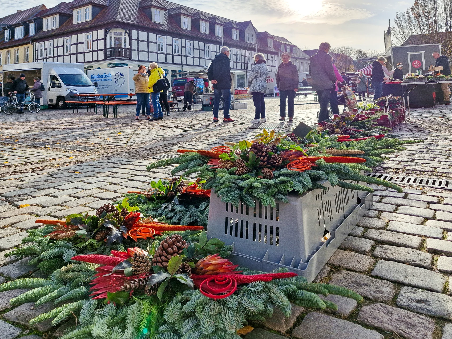 Auf dem Krämermarkt gab es auch Gestecke für den Volkstrauertag und den Totensonntag. Foto: Stadt Pritzwalk