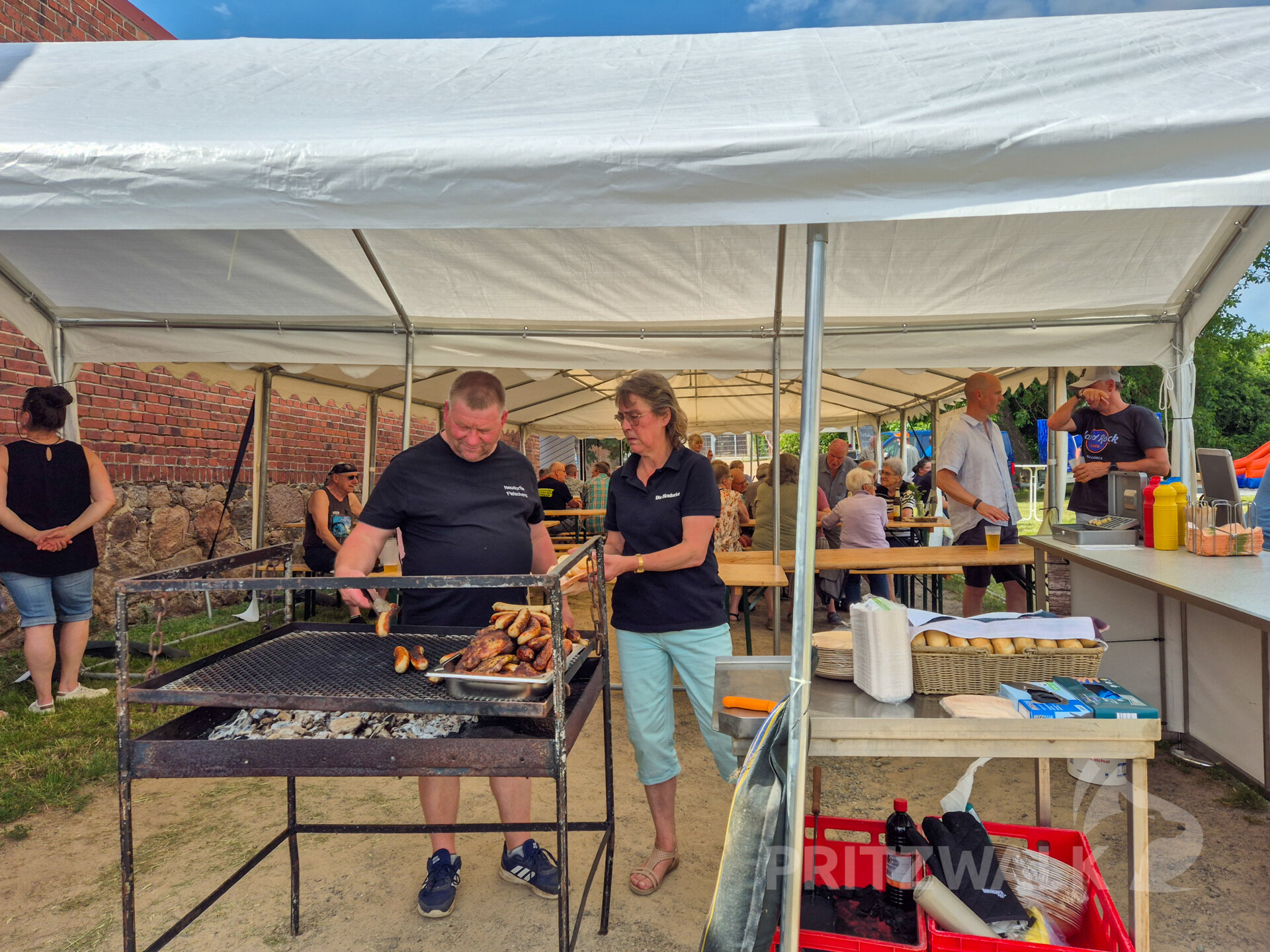 Für die Versorgung am Grill waren "Die Neudorfer" zuständig. Foto: Stadt Pritzwalk