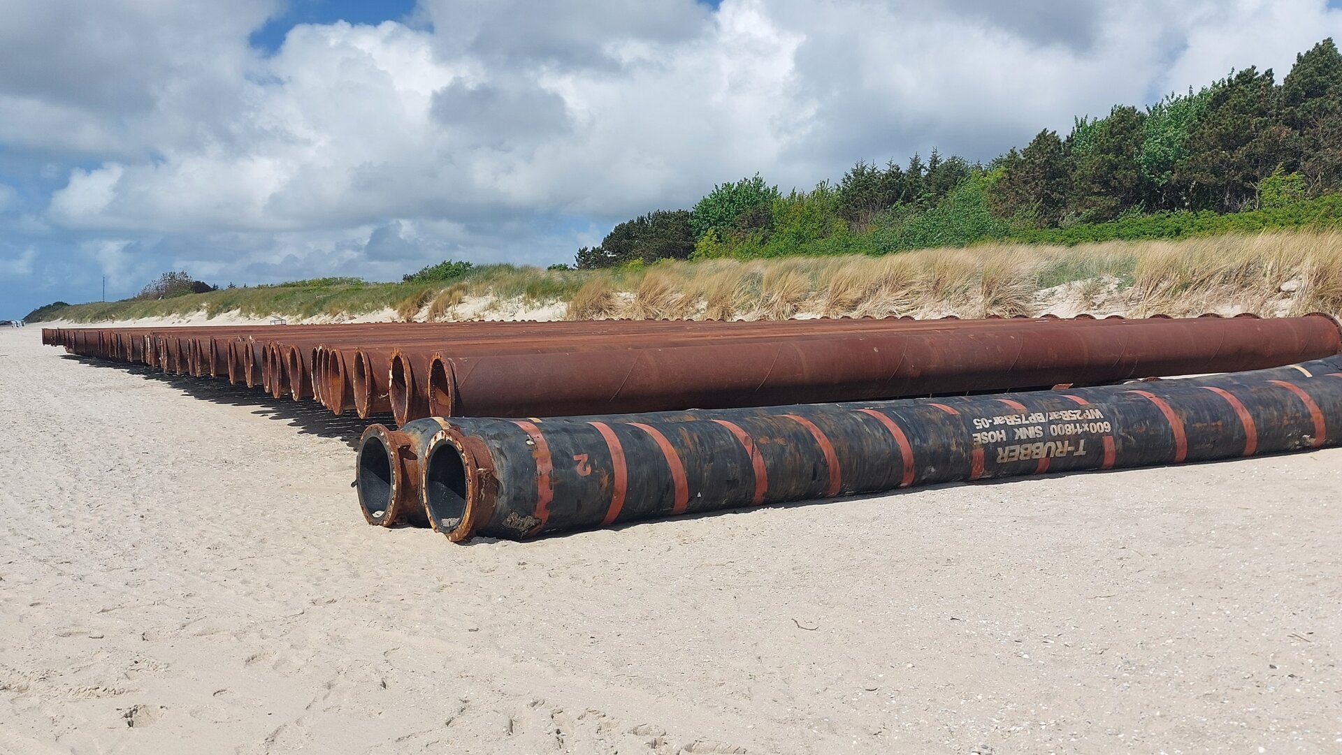 Am Gotinger Strand liegen die 60er Rohre für den Einsatz bereit (Foto: AmtFA Andreas Hansen)