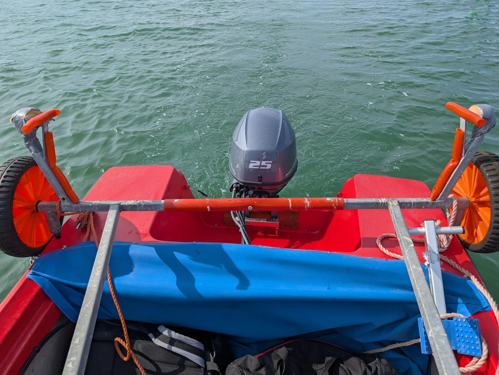 Neuer Motor für das Trainerboot