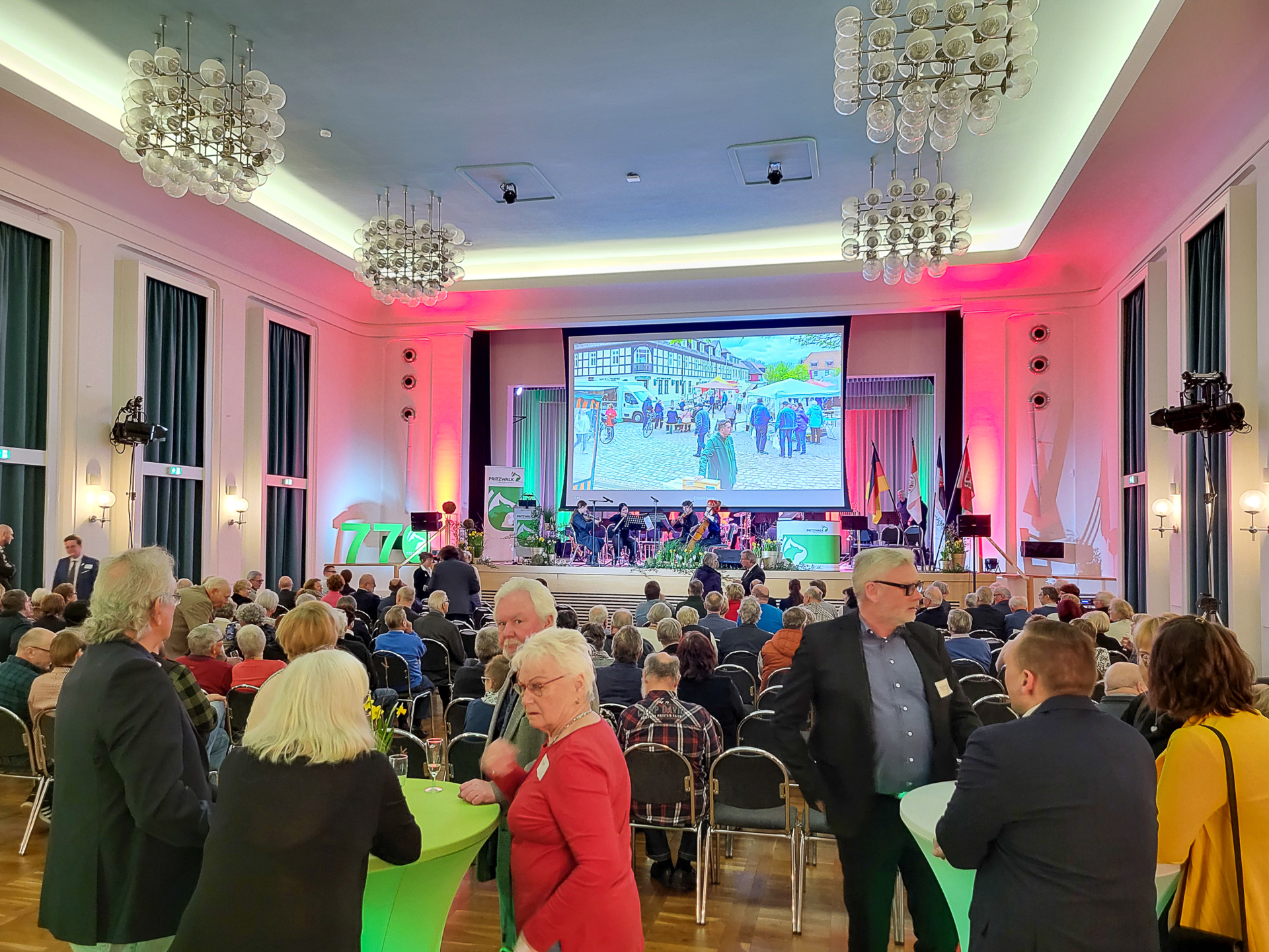 Zur Einstimmung liefen die Bilder des Jahres über die Leinwand. Foto: Stadt Pritzwalk