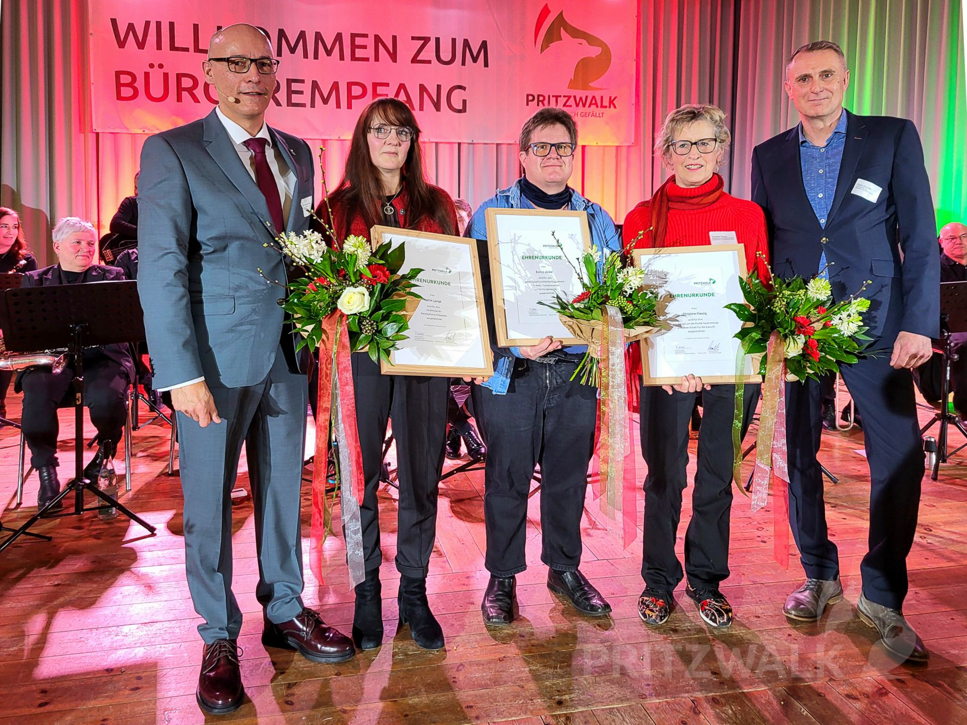 Geehrt wurden (v.l.) Innenministerin Katrin Lange, Enrico Jäckel und Christine Flassig. Foto: Stadt Pritzwalk