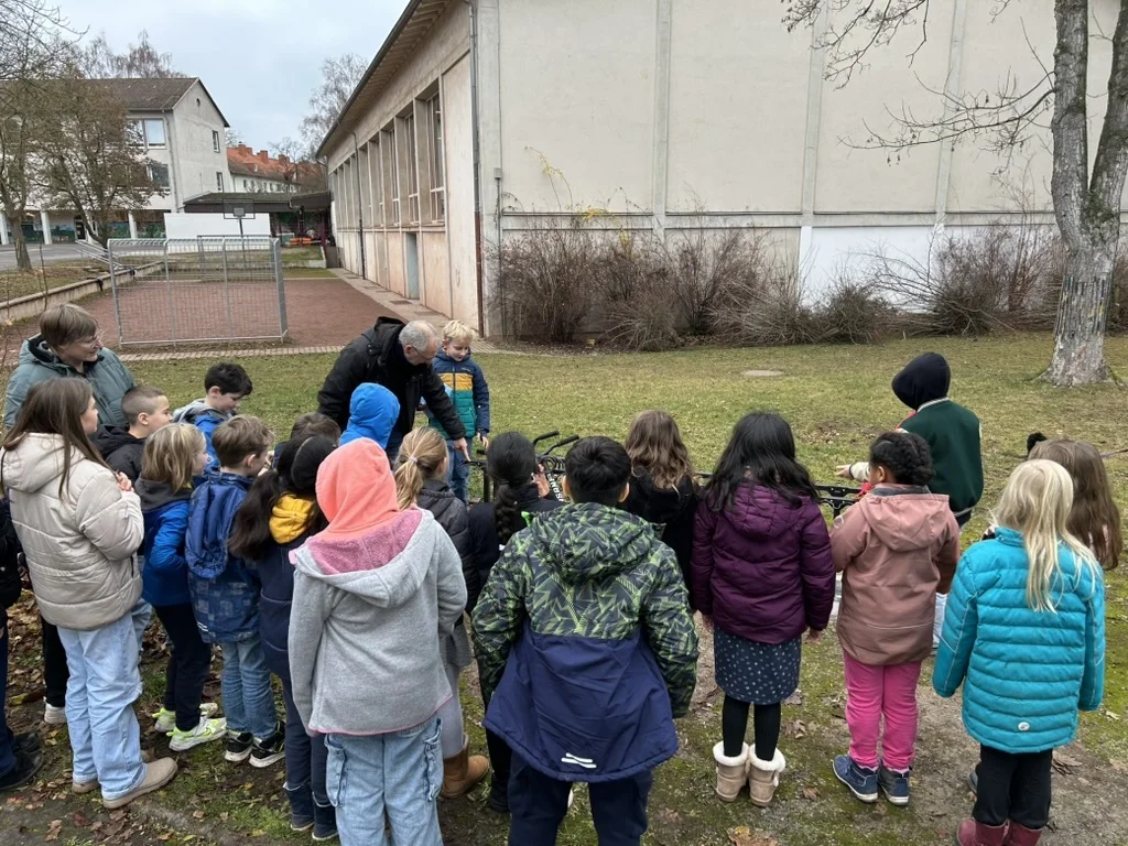Einweihung der Rollerständer mit Schulkindern