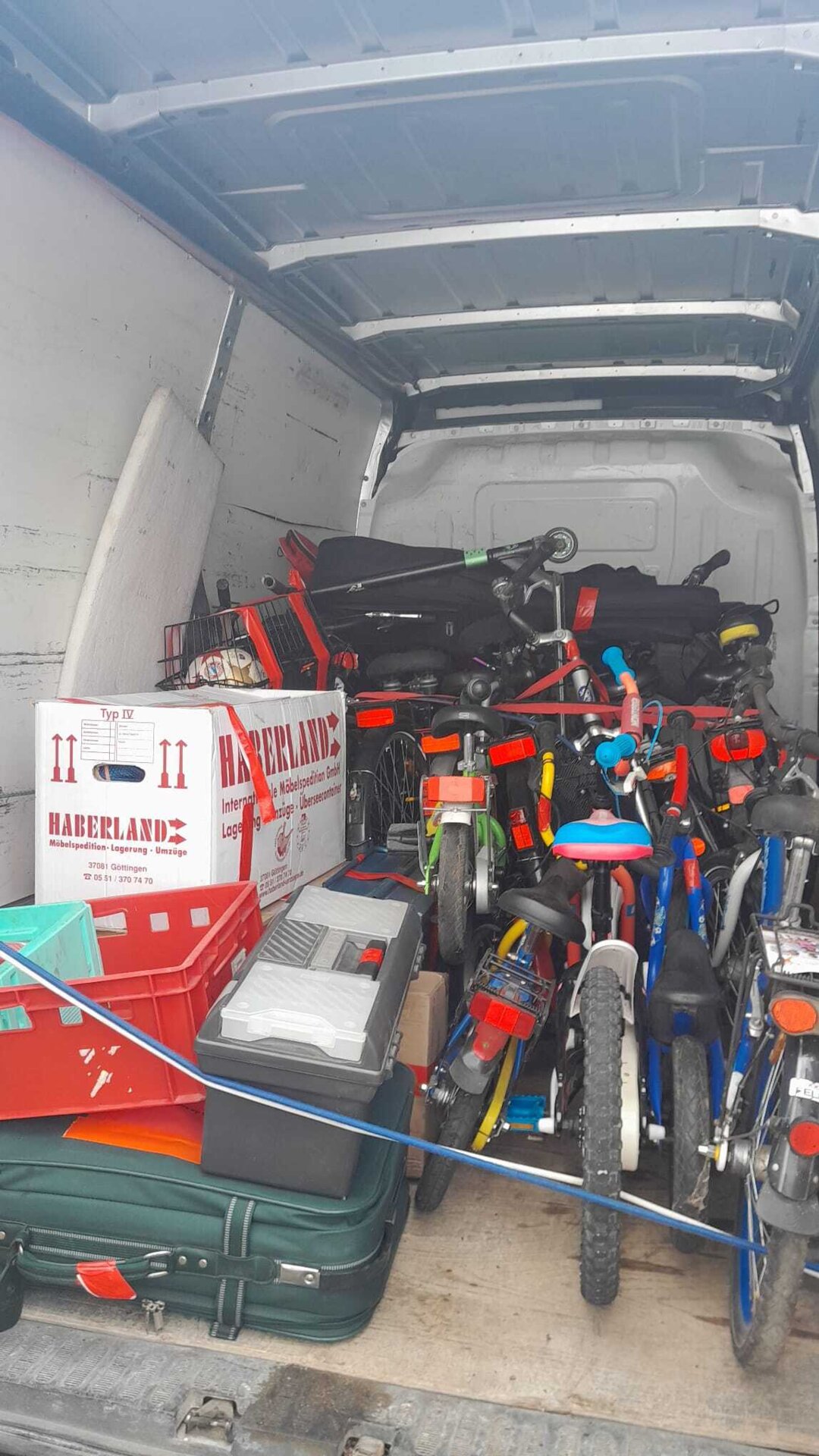 Sachspenden im Transporter auf dem Weg nach Mannheim.