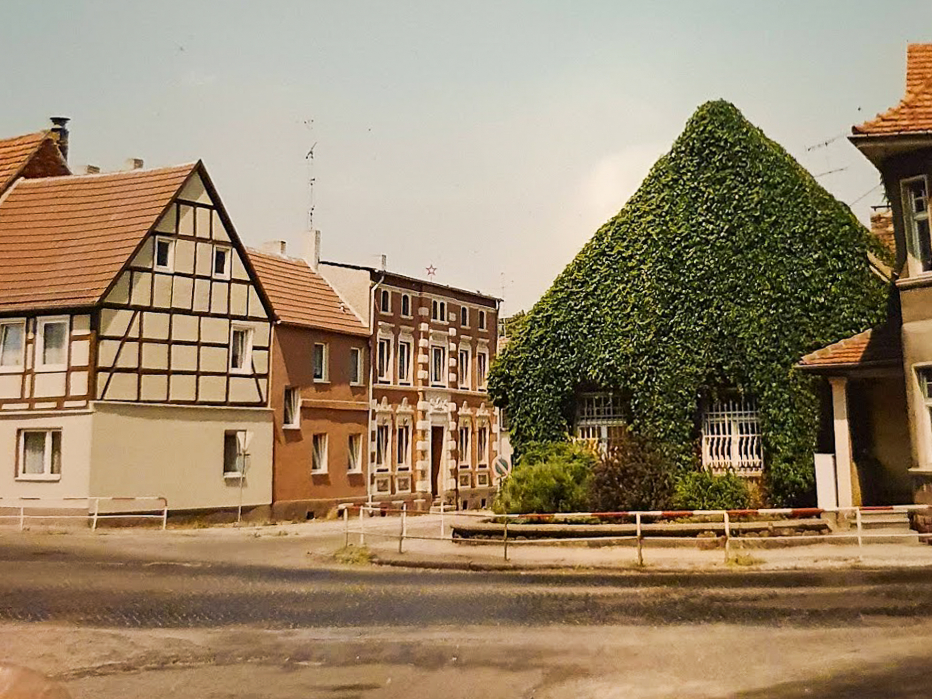 Der Magazinplatz im Jahr 1985: Das einstige Heimatmuseum war wild-romantisch von Weinlaub überwachsen. Foto: Rudolf Kampmann
