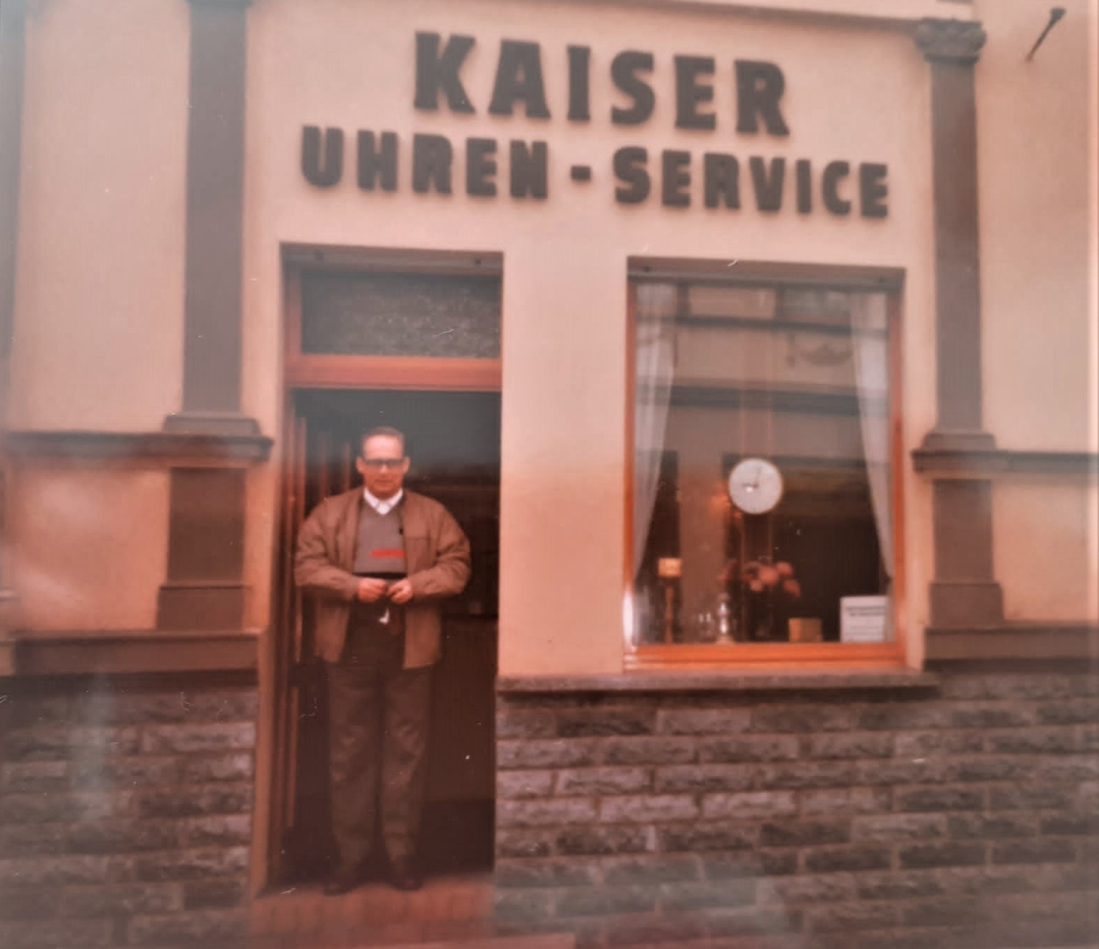 Günther Kaiser vor seinem Geschäft in der Karl-Marx-Straße 93. Foto: privat