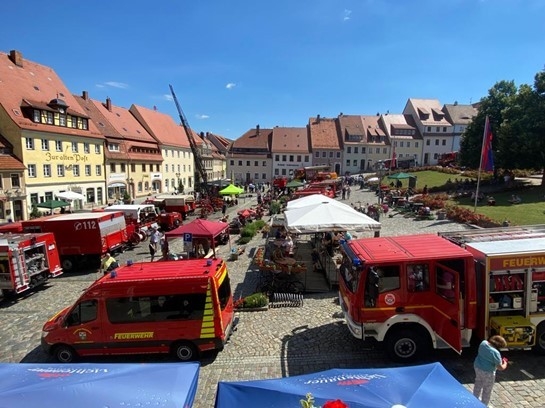 mehrere Feuerwehrwagen auf einem Platz