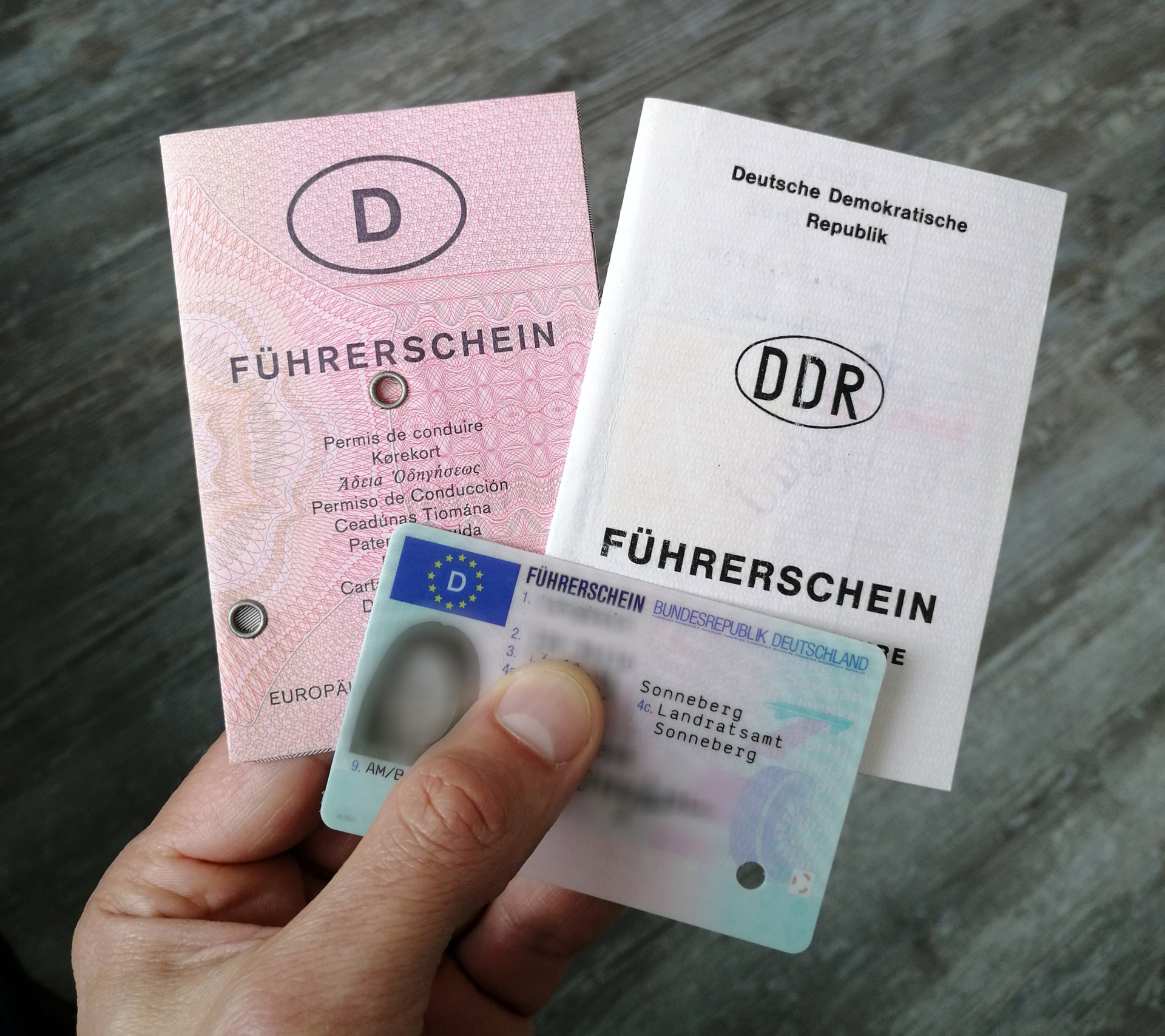 Papierführerscheine und Scheckkartenführerschein_Foto LRA SON M.Volk