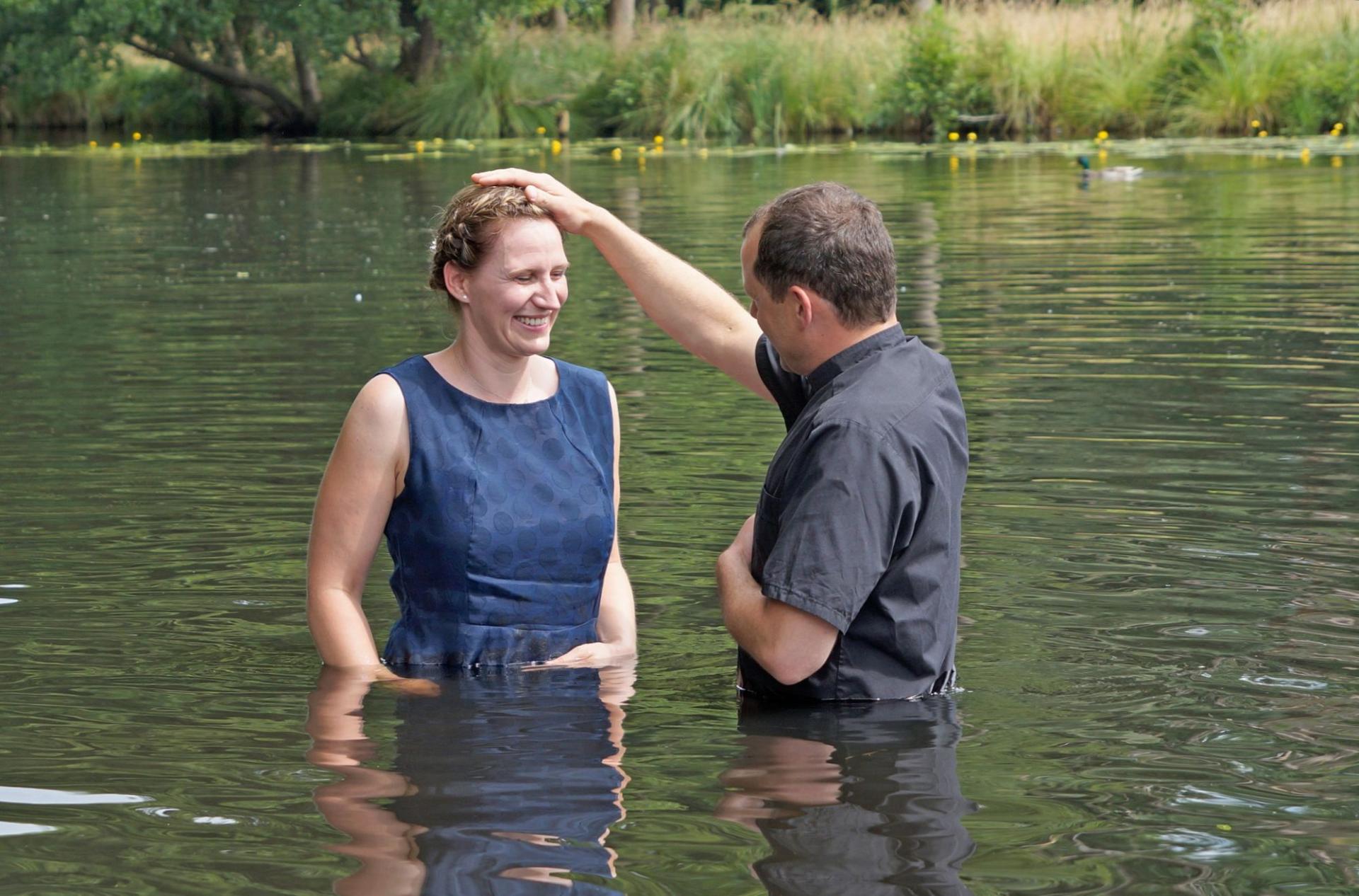 Stefanie Müller wird von Pfarrer Martin Liedtke getauft. Foto: Karen Ascher