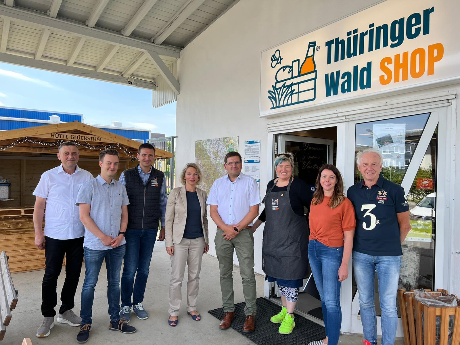 Ministerin Susanna Karawanskij - vierte von links - mit Bürgermeister Uwe Scheler vor dem Thüringer Wald Shop