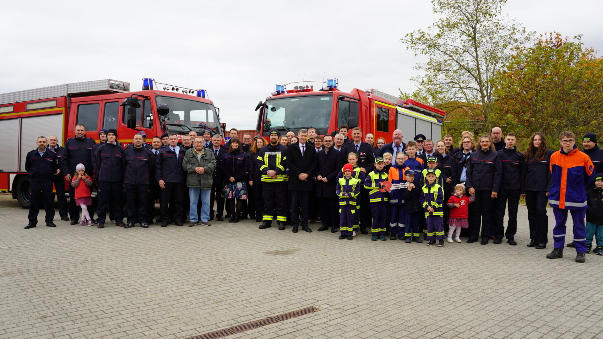 (c) Feuerwehr Amt Neuzelle, Gruppenfoto Ortswehr Neuzelle vor dem neuen HLF 20