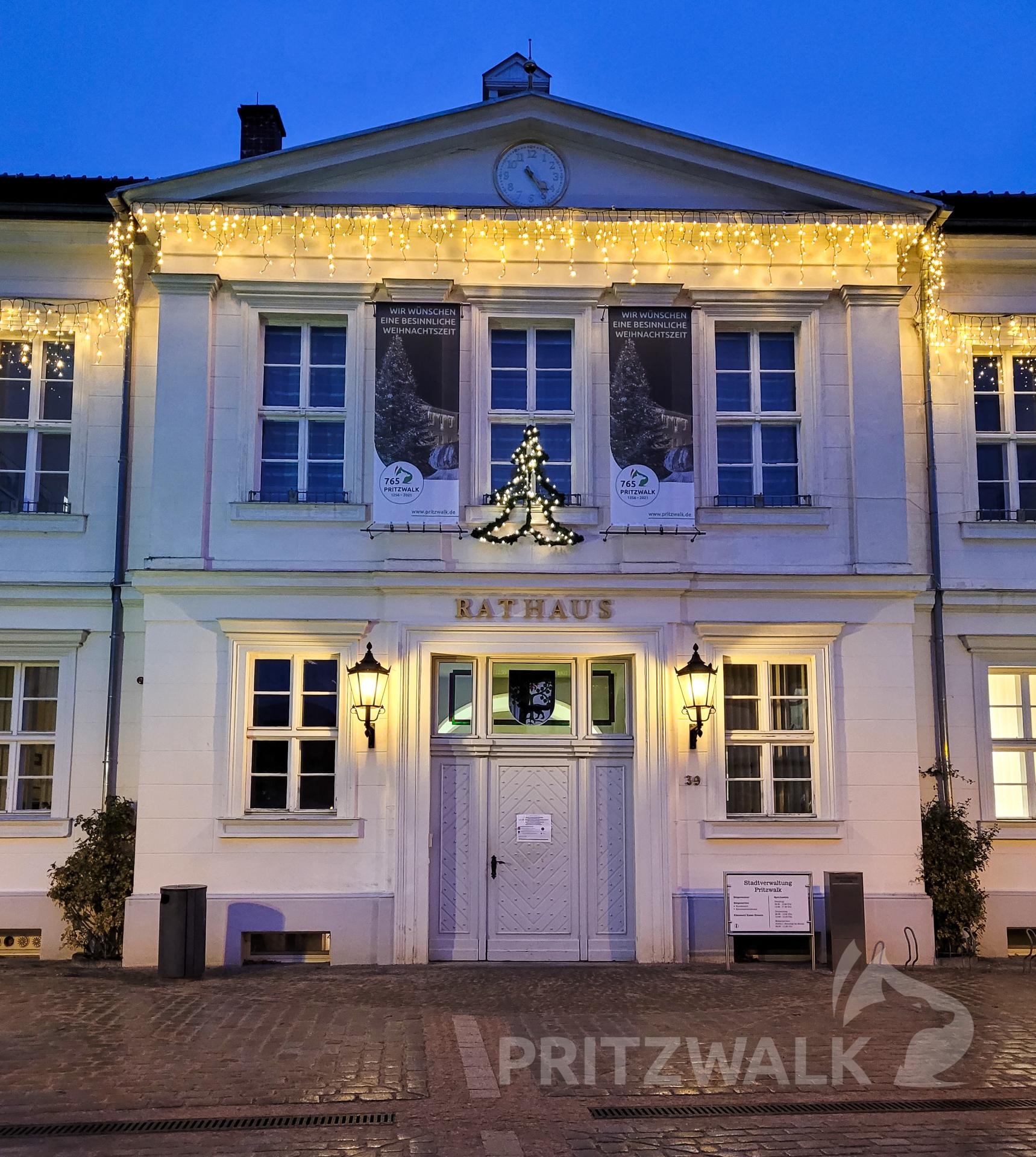 Mit Licht und Weihnachtsgrüßen: Das Pritzwalker Rathaus ist weihnachtlich geschmückt. Foto: Beate Vogel