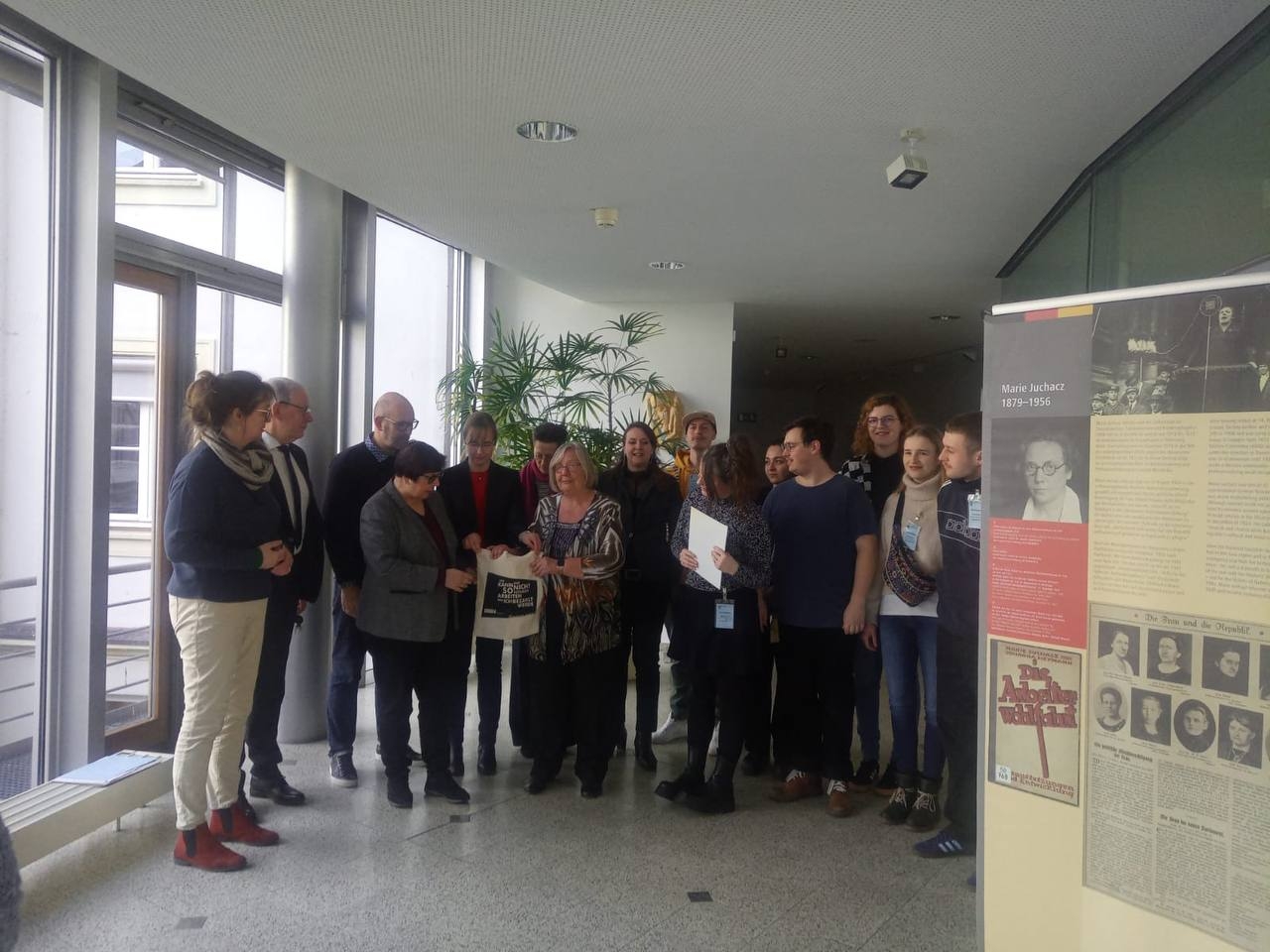 Ein Gruppenfoto des Jungen DBSH Magdeburg und den Stadratsmitgliedern Magdeburg bei der Petitionsübergabe