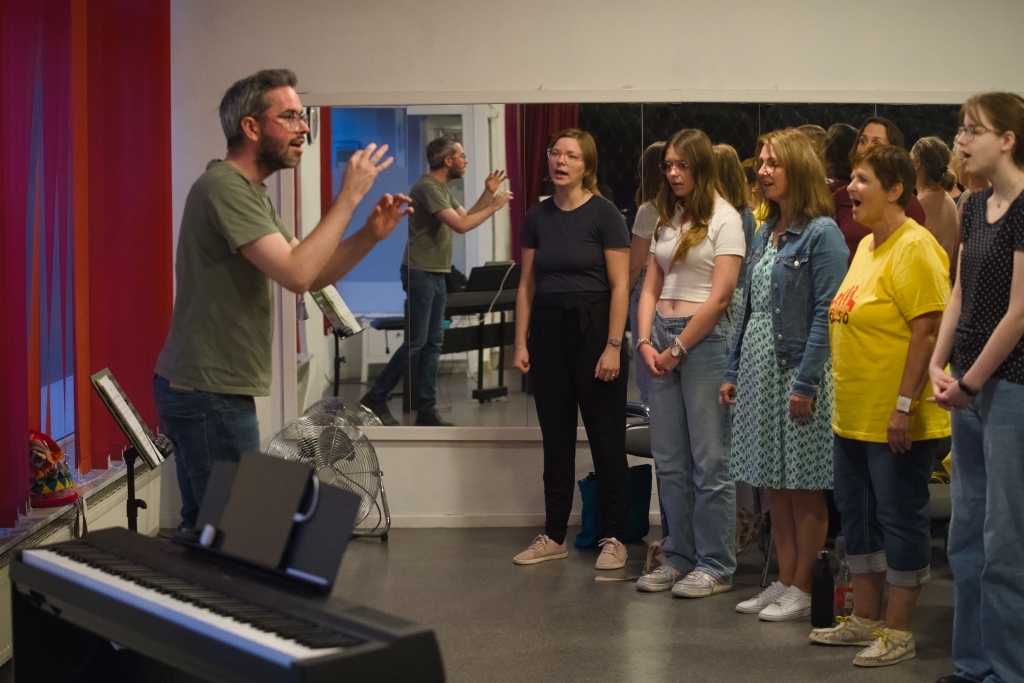 Musikschulleiter und Chorleiter Tino Höch in der Chorprobe. Foto: Peter Mittwoch