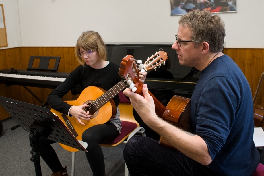 Gitarrenunterricht beim nun festangestellten Lehrer Jens Mahler. Foto: Peter Mittwoch