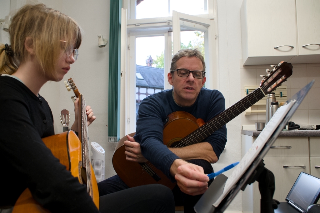 Gitarrenunterricht beim nun festangestellten Lehrer Jens Mahler. Foto: Peter Mittwoch