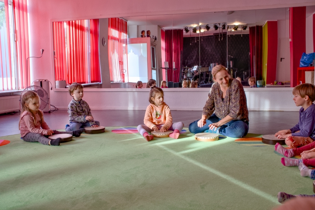 Musikalische Früherziehung in der Musikschule Wildau mit Musiklehrerin Bellinda Stichert . Foto: Peter Mittwoch