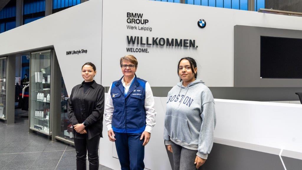 © BMW Group, Christina Igboanugo, Petra Peterhänsel (Werkleiterin BMW Group Werk Leipzig), Michelle Igboanugo