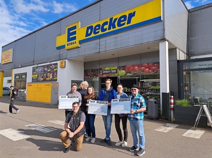 2024-04-26_Gudd-Zweck-LEERGUT-BON-AKTION_EDEKA-DECKER_BIR_A_Gruppen-Foto_3-Vereine_H-700