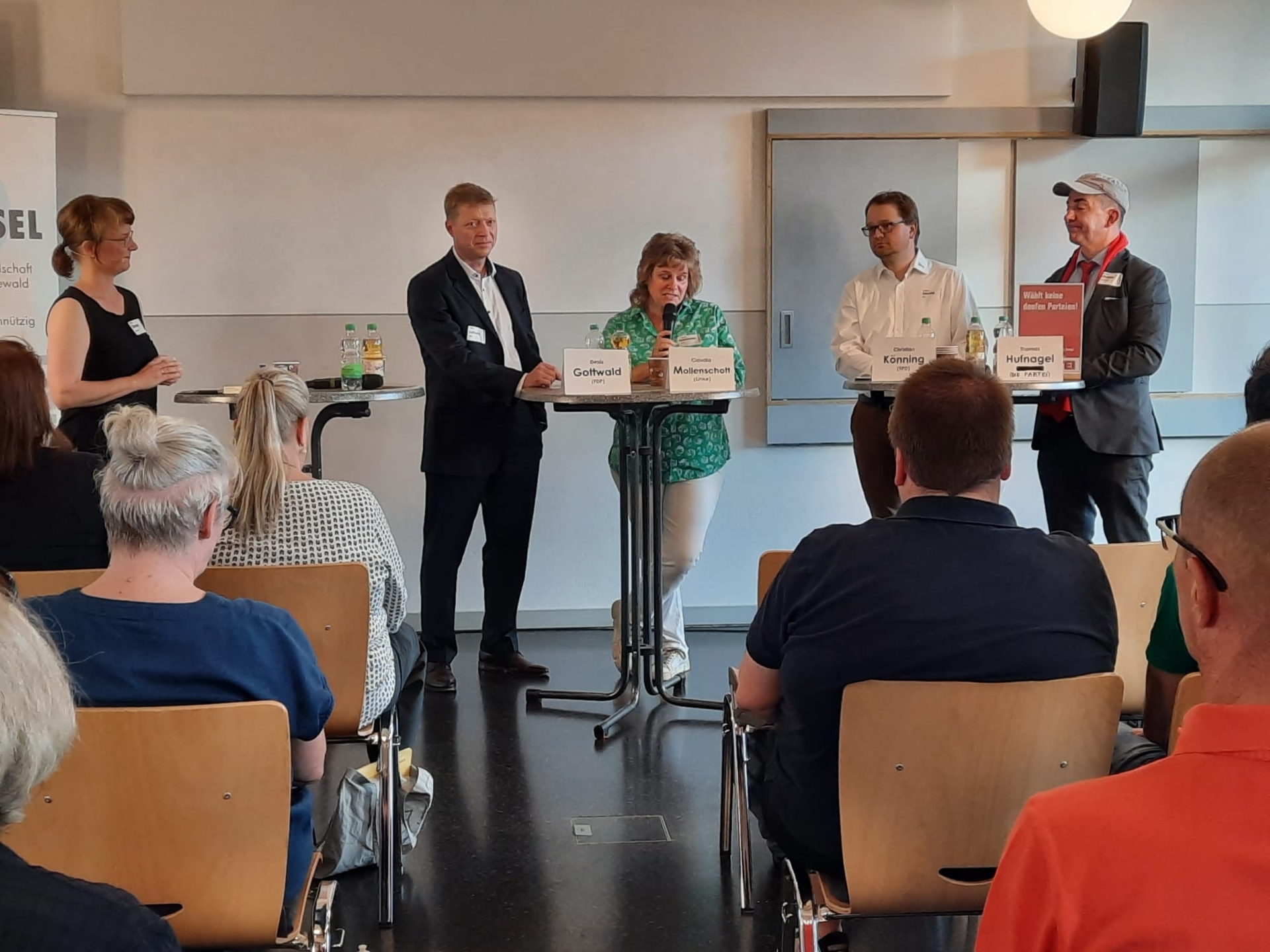 Erste Runde (v.l.): Denis Gottwald (FDP), Claudia Mollenschott (Linke), Christian Könning (SPD), Thomas Hufnagel (Die Partei). Foto: Karen Ascher