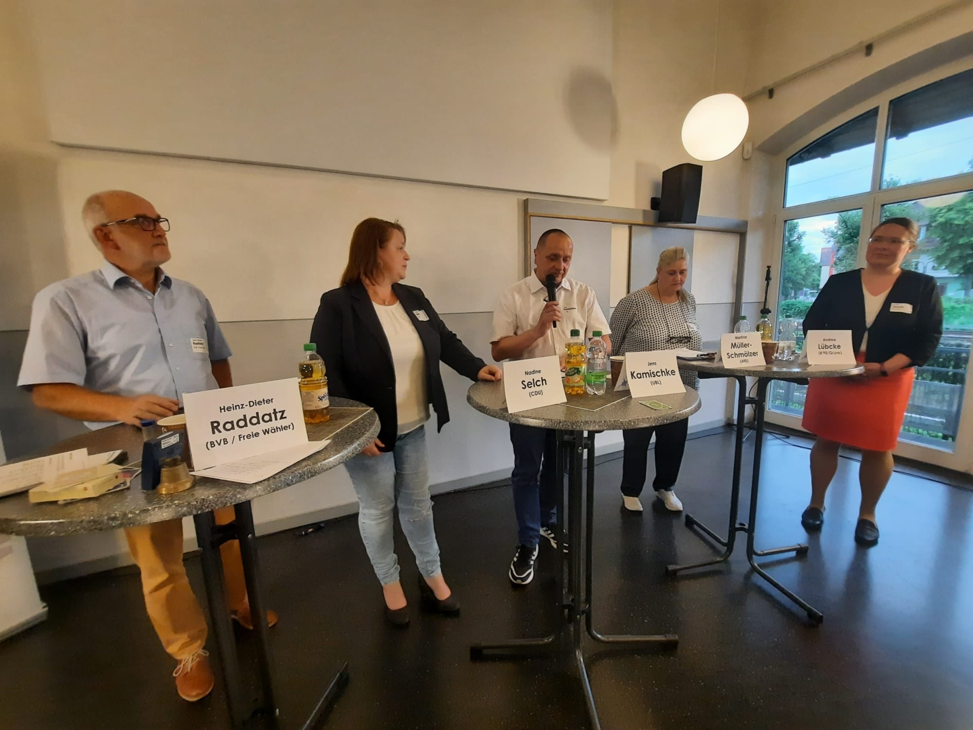 Runde 2 (v.l.): Hans-Dieter Raddatz (BVB/Freie Wähler), Nadine Selch (CDU), Jens Kamischke (UBL), Martina Müller-Schmölzer (AfD), Andrea Lübcke (B'90/Grüne). Foto: Karen Ascher