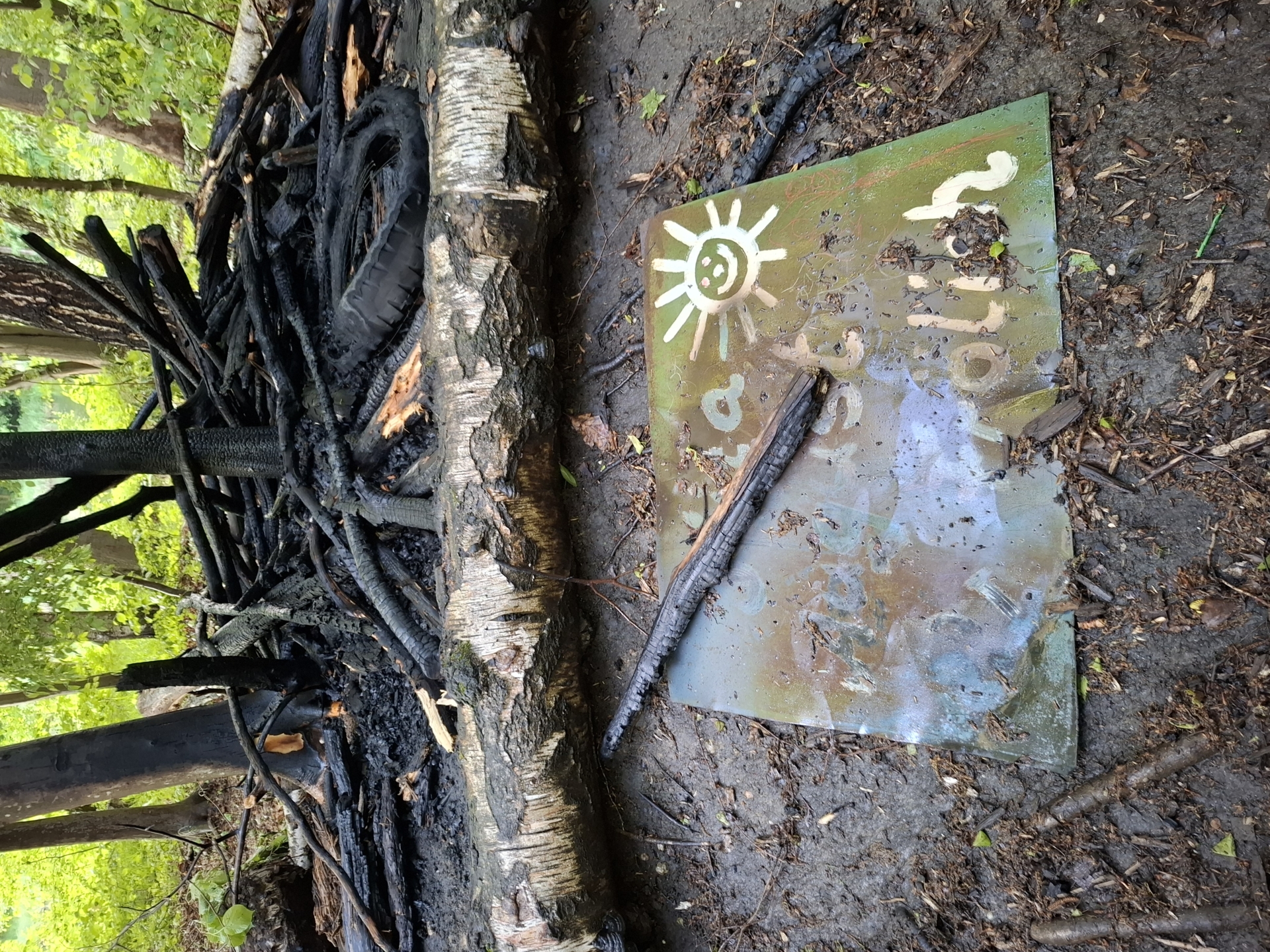 Zerstörung eines Wald-Spielplatzes