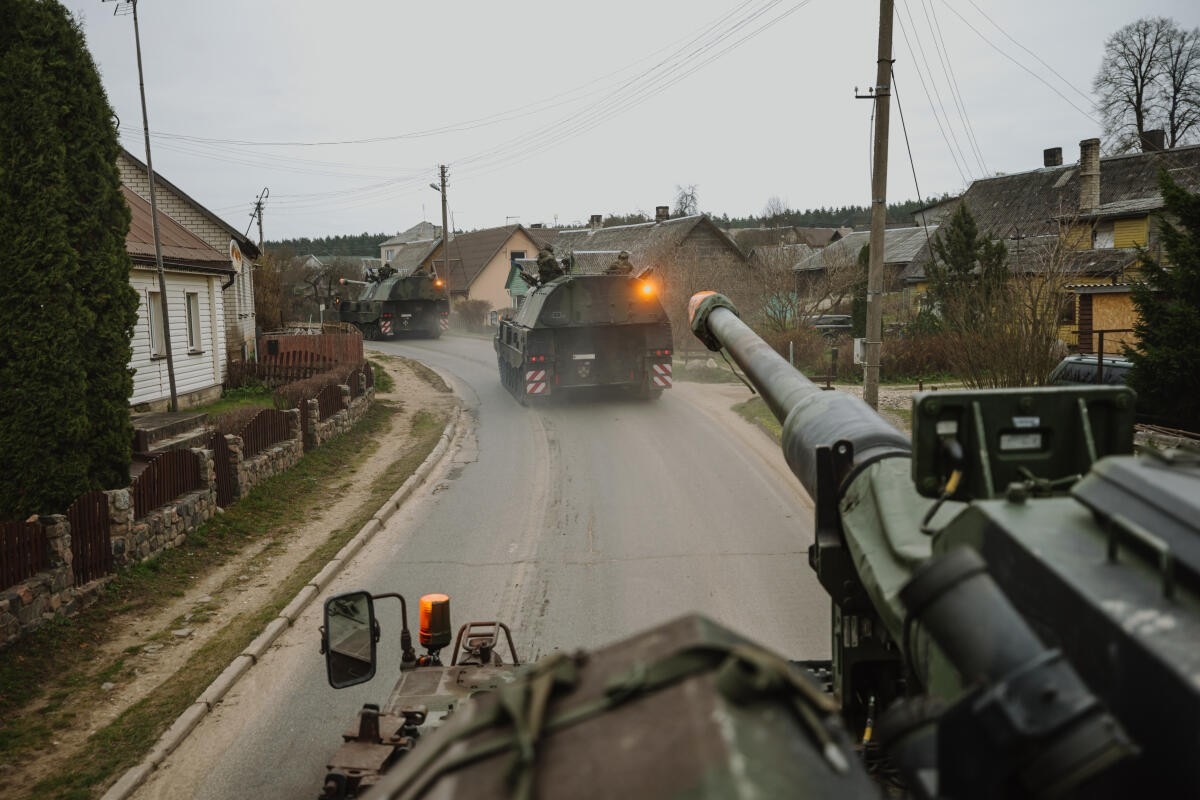 Deutsche Panzerhaubitzen durchfahren im Rahmen einerine litauische Ortschaft. Foto: Bundeswehr
