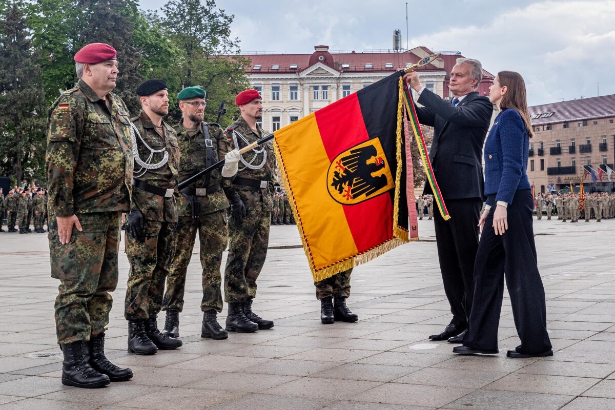 Aufstellungsappell der Panzerbrigade 45 in Vilnius am 22. Mai 2025. Der litauische Präsident Gitanas Nausėda und die litauischen Verteidigungs-ministerin Dovilė Šakalienė befestigen das Fahnenband an der Truppenfahne. Foto: Bundeswehr