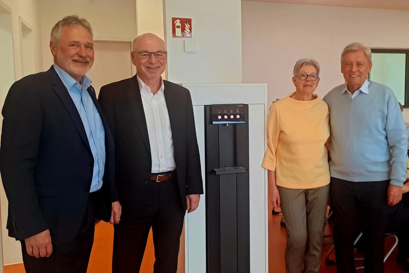 Bürgermeister Eric Grabenbauer, Michael Thomeier von der Sparkasse Heidelberg und das Ehepaar Stauber bei der Spendenübergabe in der Mensa der Grundschule