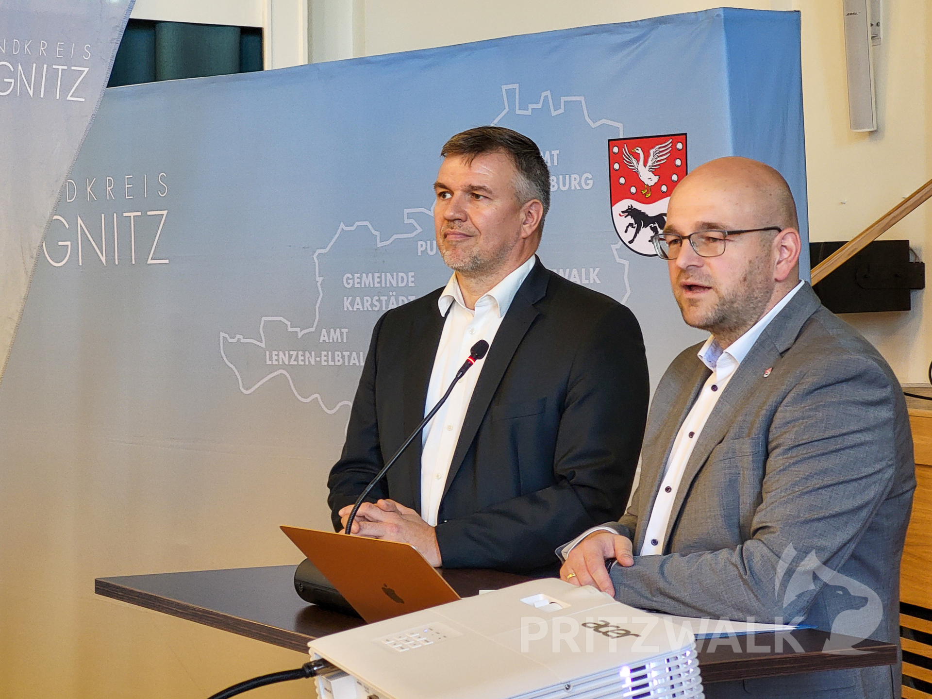 Die Landräte Ralf Reinhardt aus OPR (l.) und Christian Müller für die Prignitz eröffneten die Veranstaltung. Foto: Beate Vogel