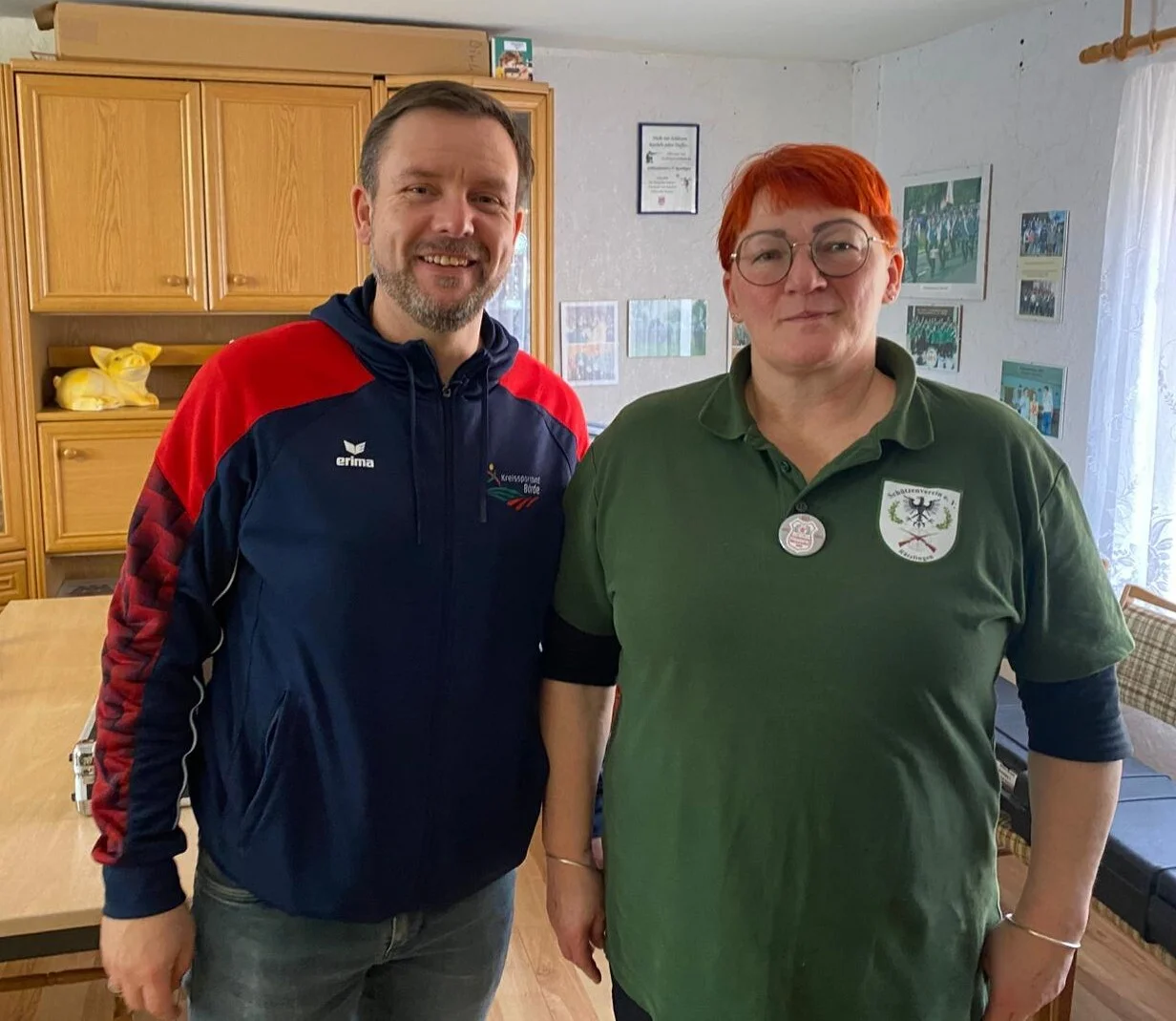 KSB Geschäftsführer Florian Bortfeldt und Janett Segeler, die Vorsitzende des Rätzlinger Schützenvereins.