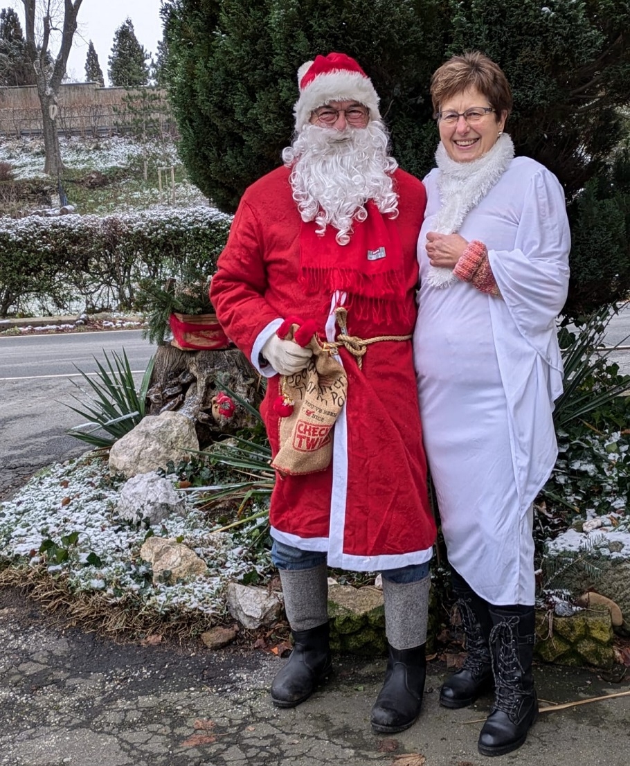 Weihnachtsmann und -engel unterwegs