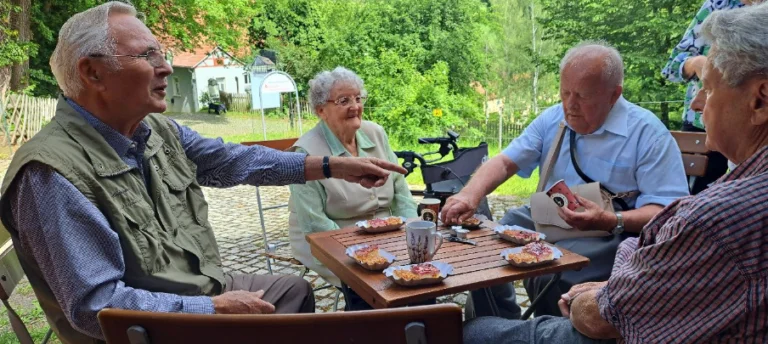 Personen am Tisch