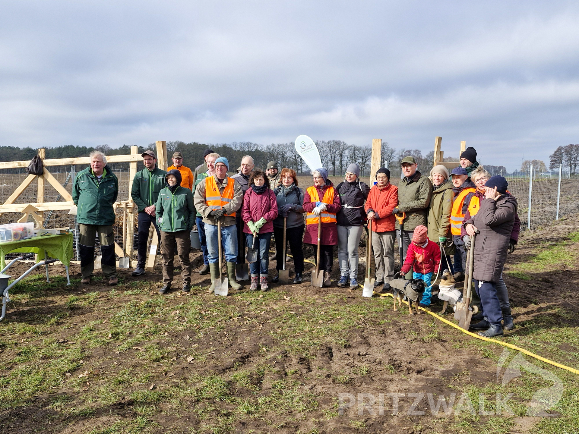 Die Helfer beim Pflanztag im Klimawald Bölzke. Foto: Stadt Pritzwalk