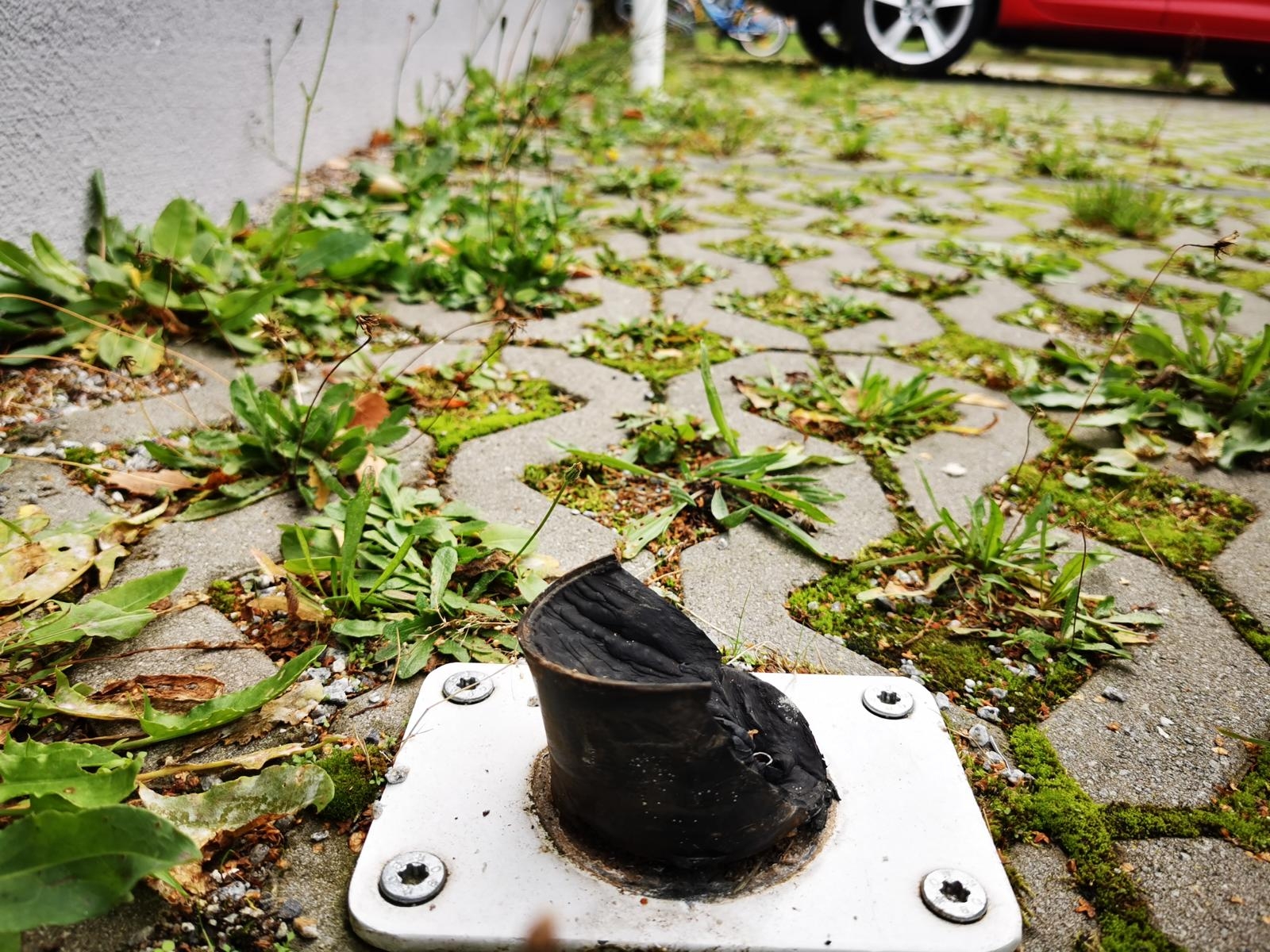 Herausgerissener Poller. Foto: Stadt Calau / Jan Hornhauer