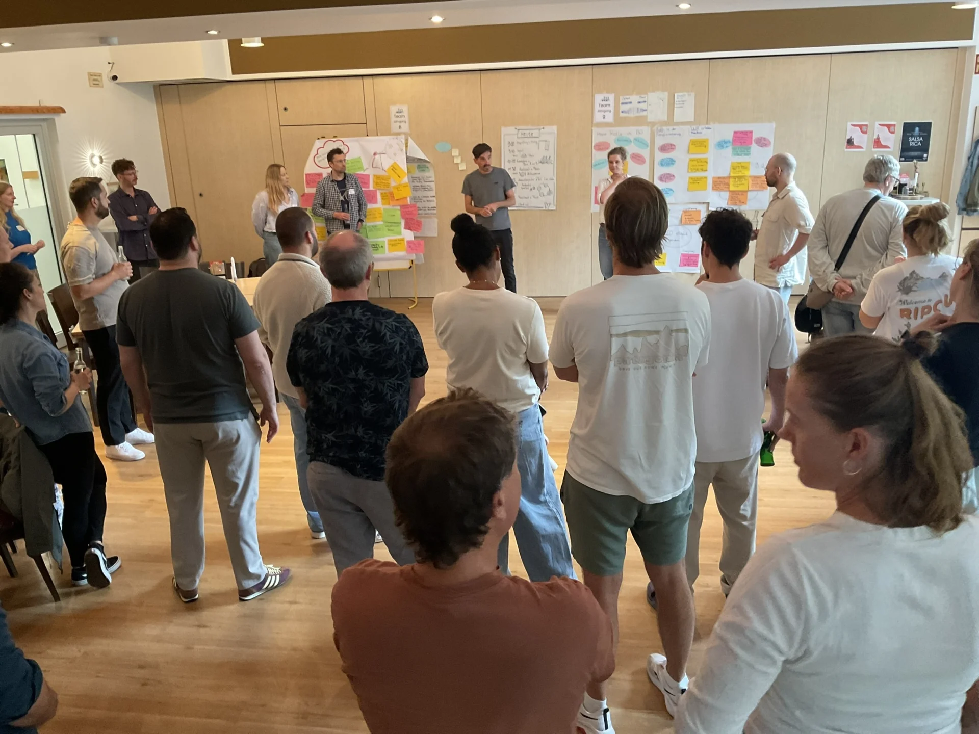 Lehrkräfte diskutieren Arbeitsergebnisse