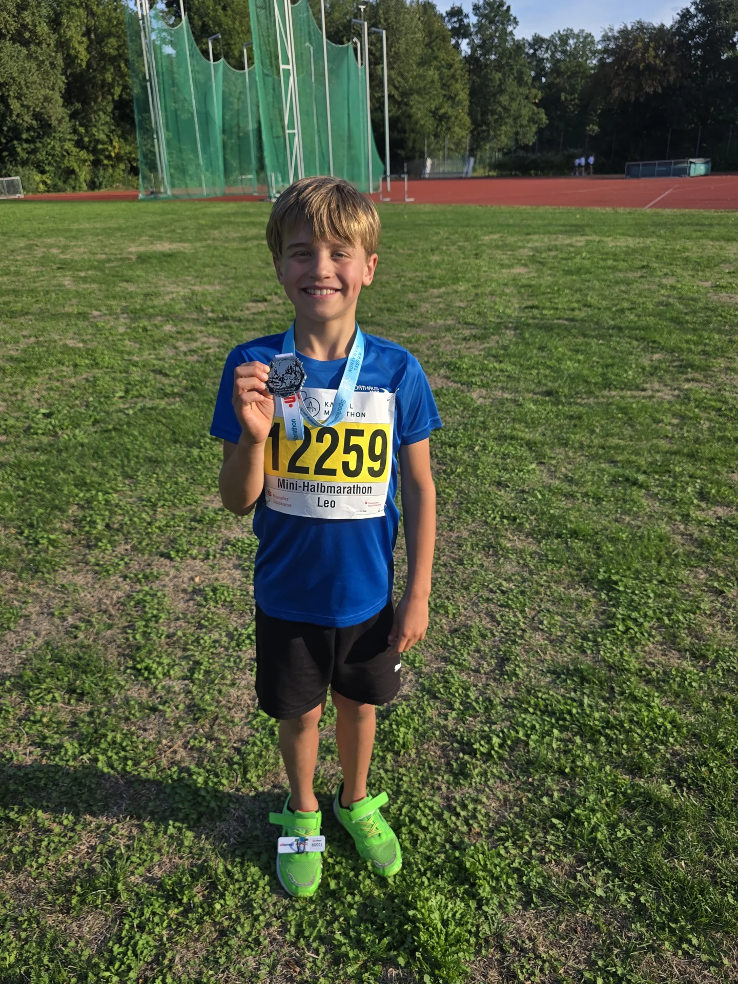 Nach einem tollen Rennen strahlt Leo Reitz (SV Espenau) über den Silberrang in der M9 beim Mini-Halbmarathon in Kassel.