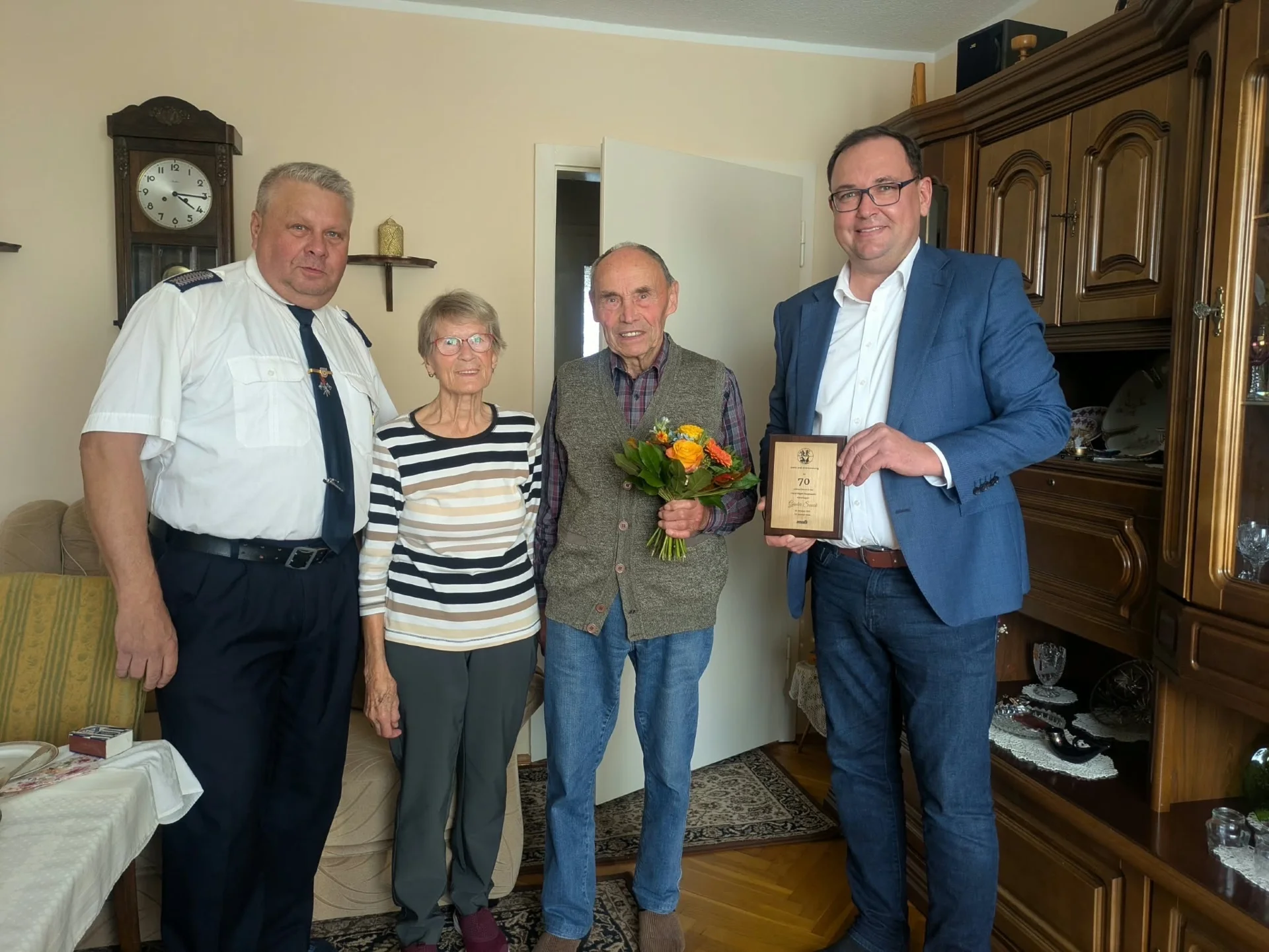Bürgermeister Beeskow mit Günter Sauck, Charlotte Sauck und Uwe Plog (v. r.) Bürgermeister Beeskow mit Charlotte Sauck, Günter Sauck und Uwe Plog