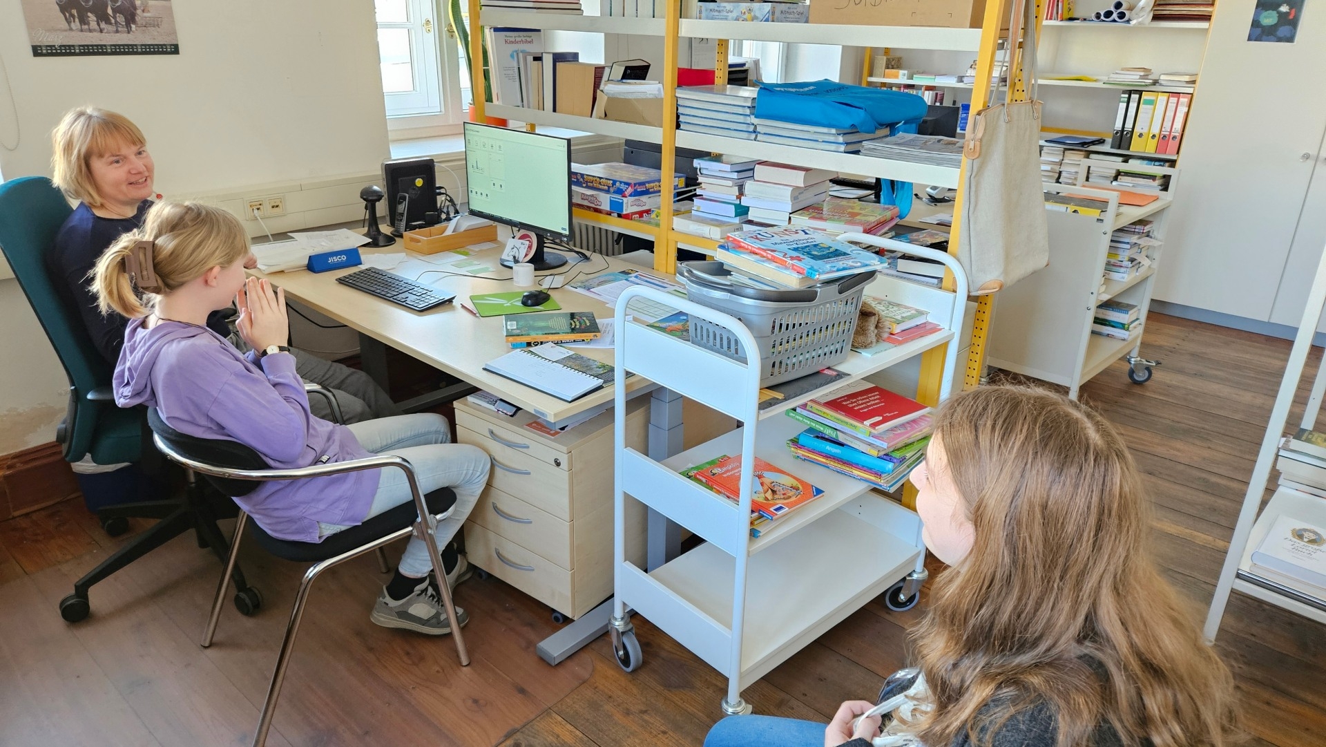 Plausch über Büchervorlieben und mehr mit Leiterin Ramona Oehmichen im Mitarbeiterbereich in der Lübbener Stadtbibliothek. Foto: Ziemer