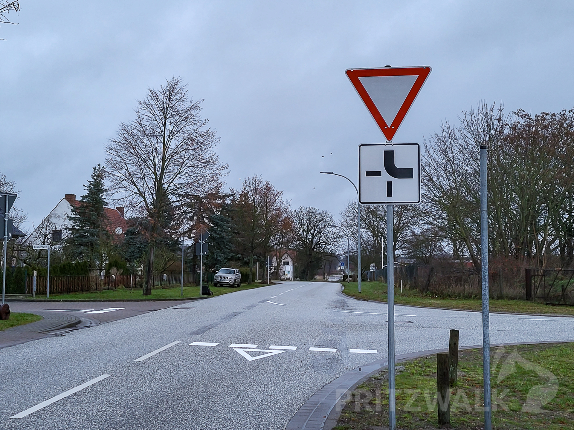 Achtung, abknickende Hauptstraße: Im Meyenburger Tor müssen sich die Verkehrsteilnehmer jetzt umstellen. Foto: Beate Vogel