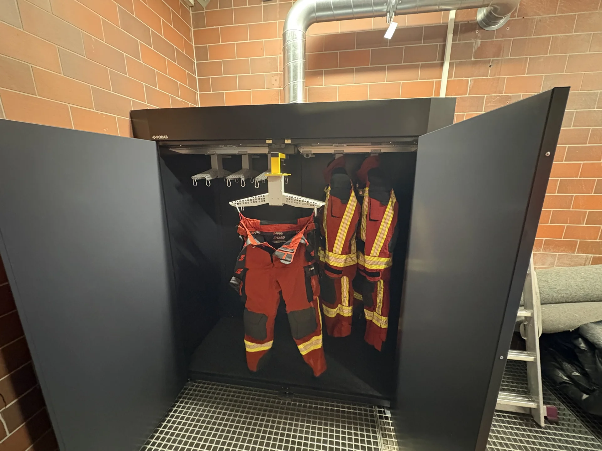 Neuer Trockenschrank für Einsatzkleidung im Neuhäuser FTZ
