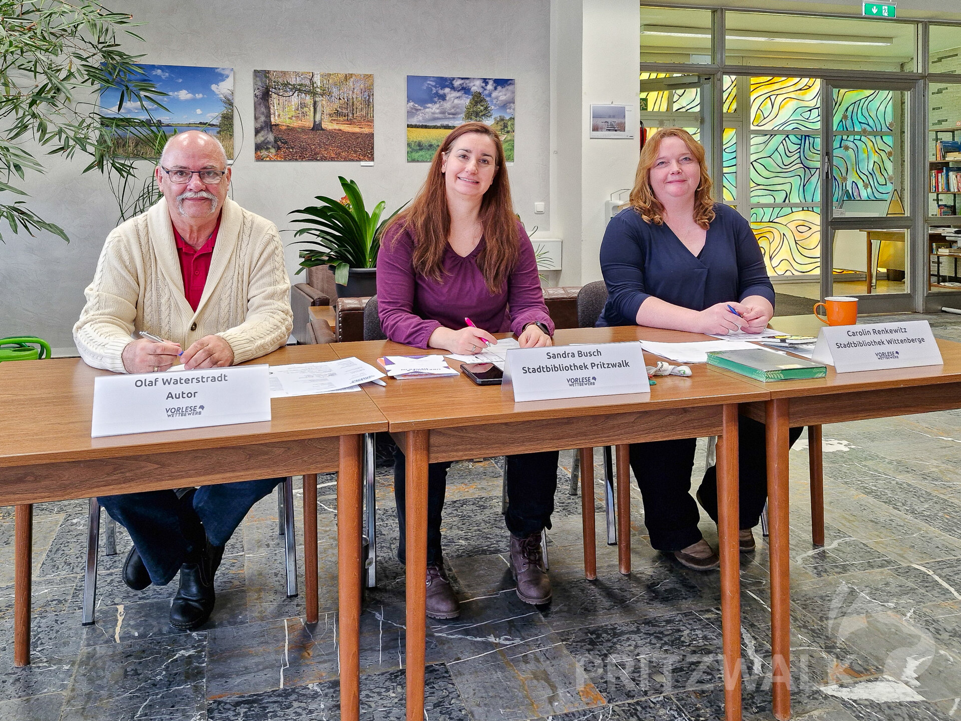 In der Jury saßen die Pritzwalker Bibliotheksleiterin Sandra Busch (M.), Carolin Renkewitz, Leiterin der Stadtbibliothek Wittenberge, und der Putlitzer Autor Olaf Waterstradt. Foto: Stadt Pritzwalk