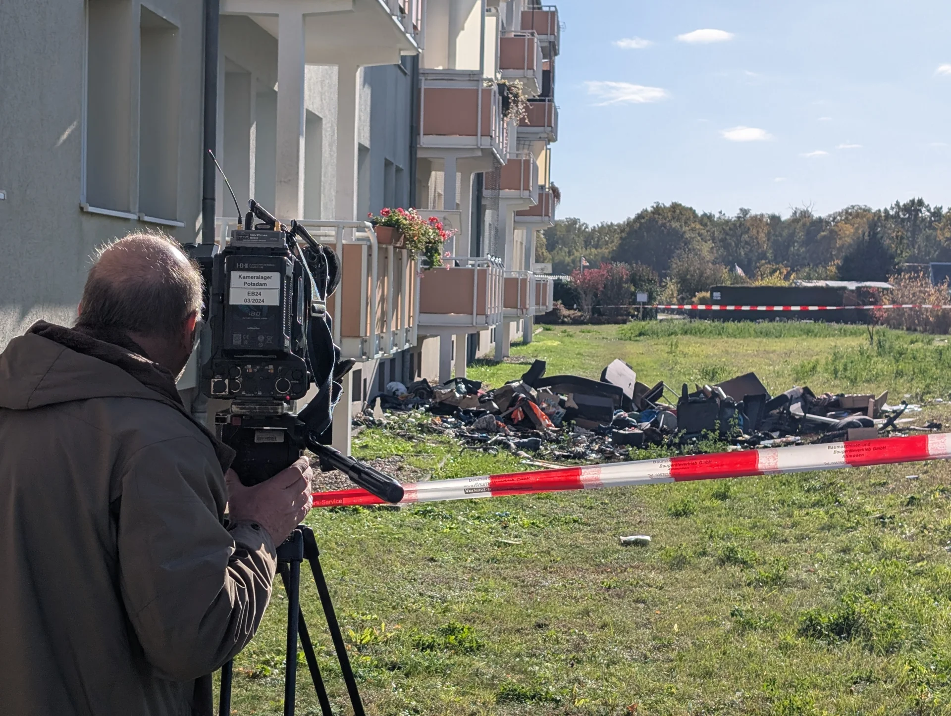 Der Tag danach: Ein Kameramann des rbb filmt die Überreste aus der Wohnung, in der das Feuer ausbrach. Foto: Stadt Calau / Jan Hornhauer
