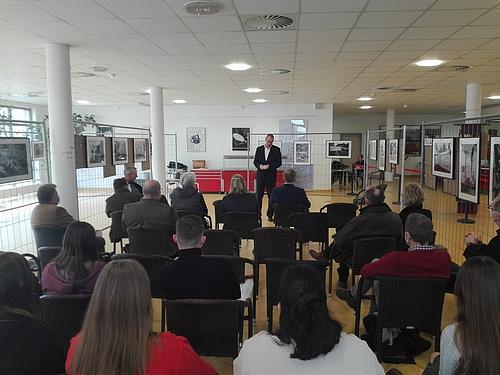 Schulleiter Ulrich Keller begrüßt die Gäste zur Ausstellungseröffnung im Berufsbildungszentrum Mölln