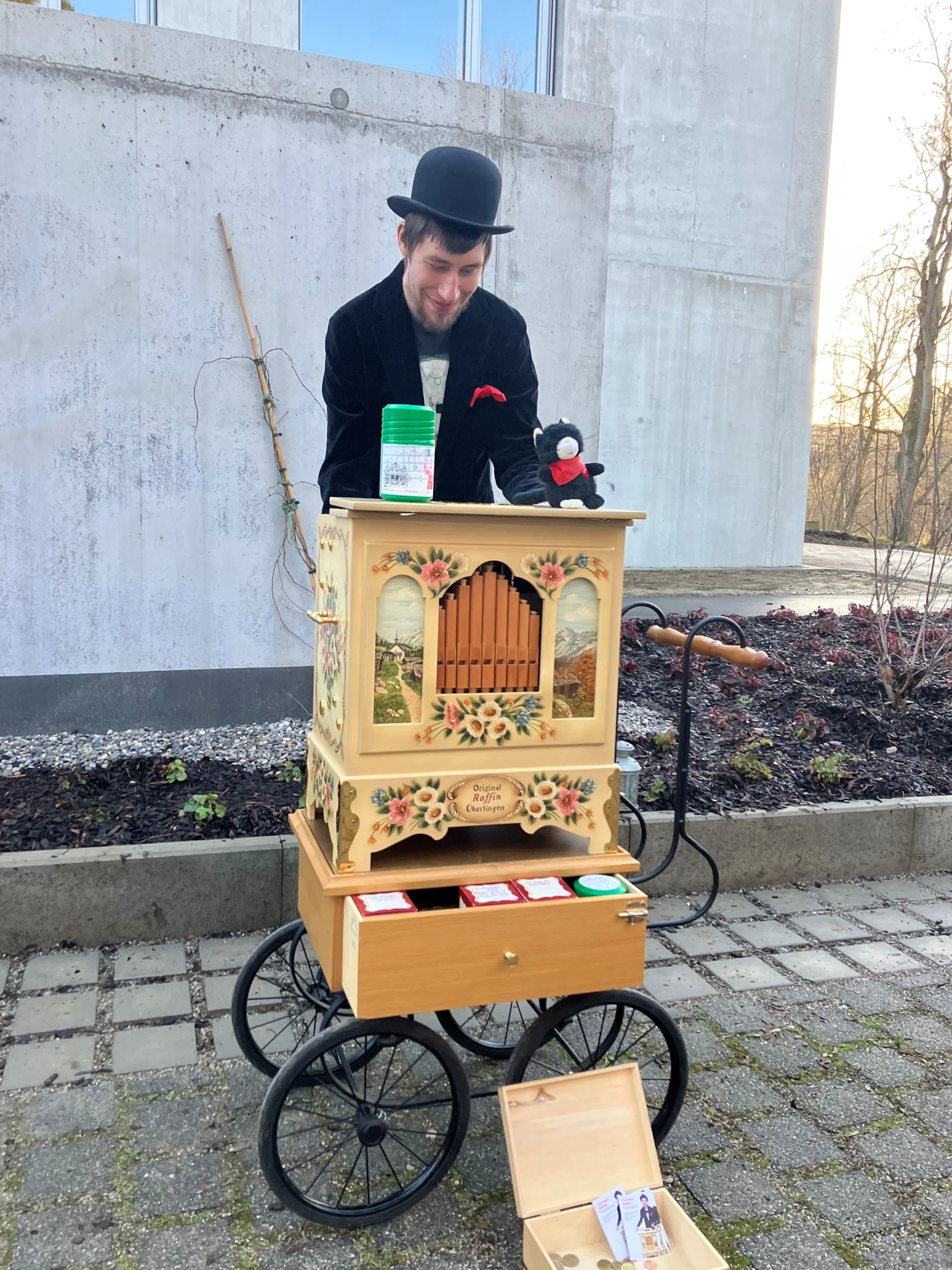 Caritas-Adventsmarkt - Drehorgelspieler