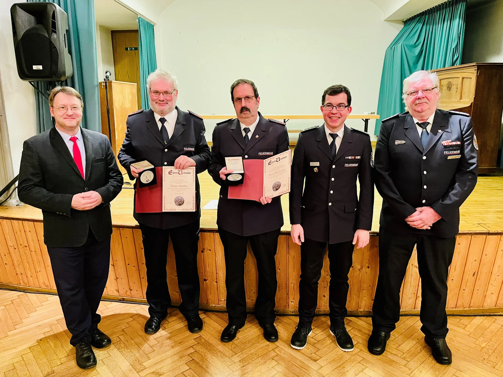 Auszeichnung von Thomas Walter und Harald Bechmann mit der Feuerwehr-Ehrenmedaille