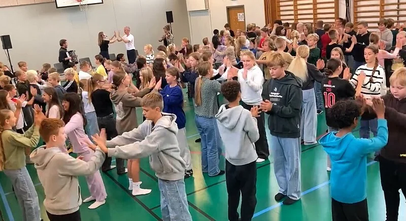 'Folkens' spielt in Schulen zum Tanz auf © Heebøll-Vinther